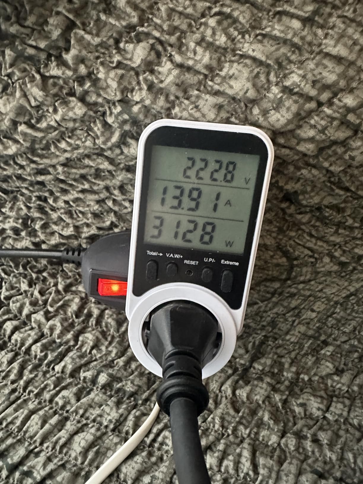 Misuratore Consumo Elettrico - Wattmetro Con Display LCD, Monitoraggio 7 Parametri, Allarme Sovraccarico 3680W - Foto 5