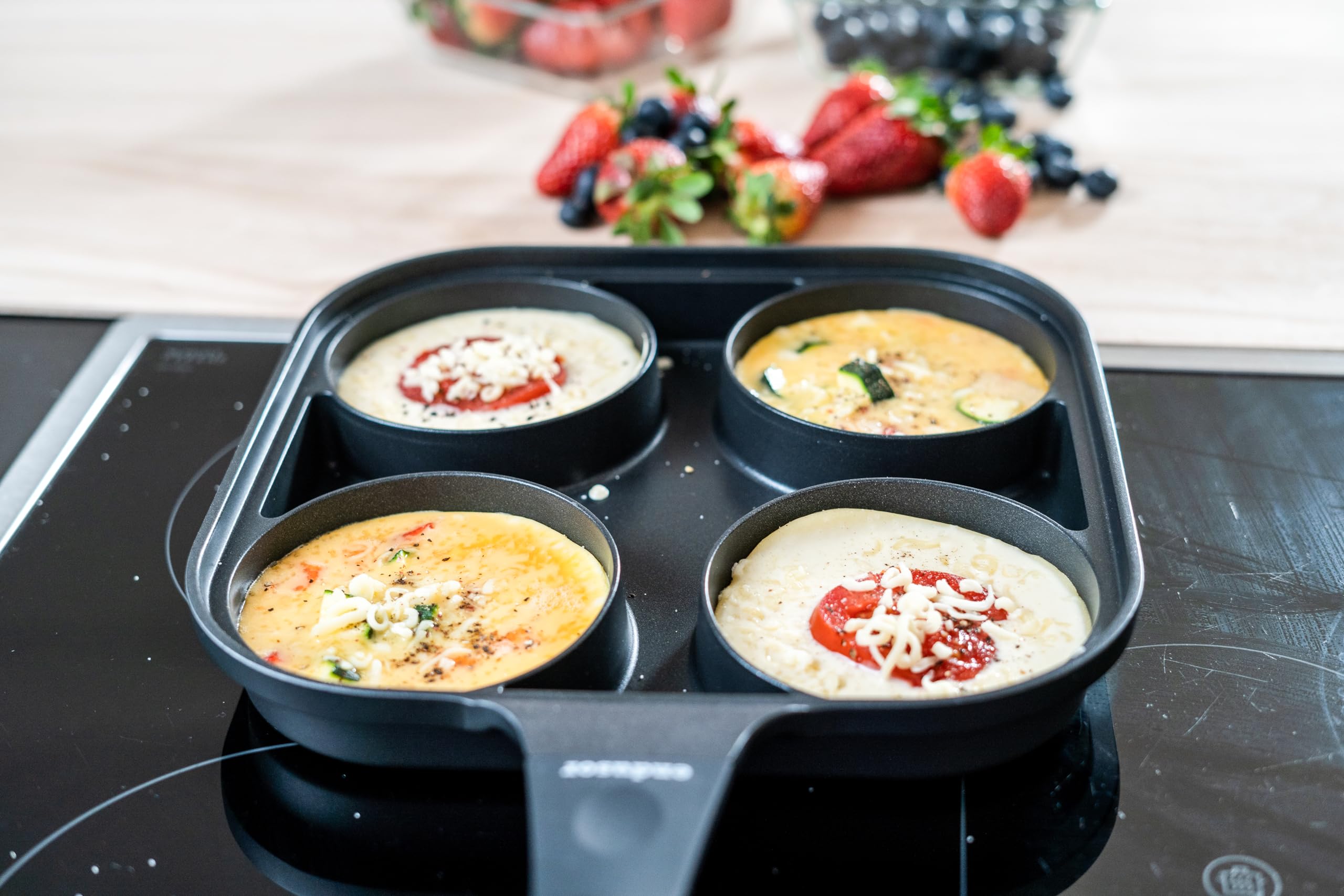 endusor Poele Pancakes et oeuf au plat - Poele de 27 cm adaptée à toute cuisinière + revêtement anti-adhésif & couvercle | Induction Gaz Céramique Électrique Halogène | 4 trous pour oeuf crêpe