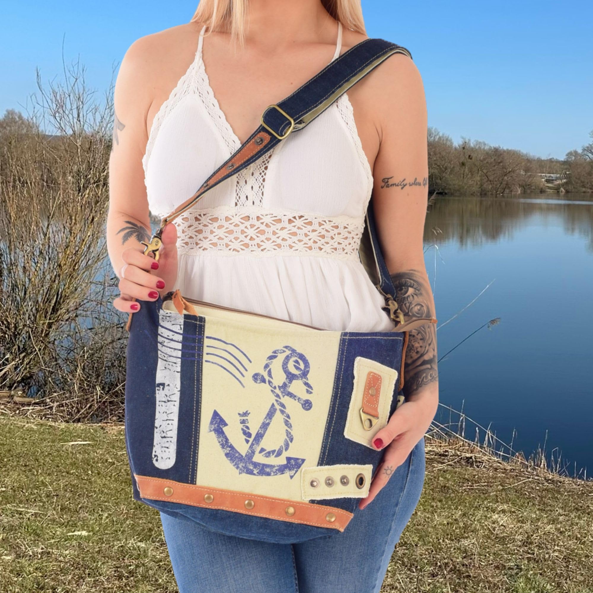 Sunsa Maritim Umhängetasche. Nachhaltige Damen Schultertasche. Beige/blau