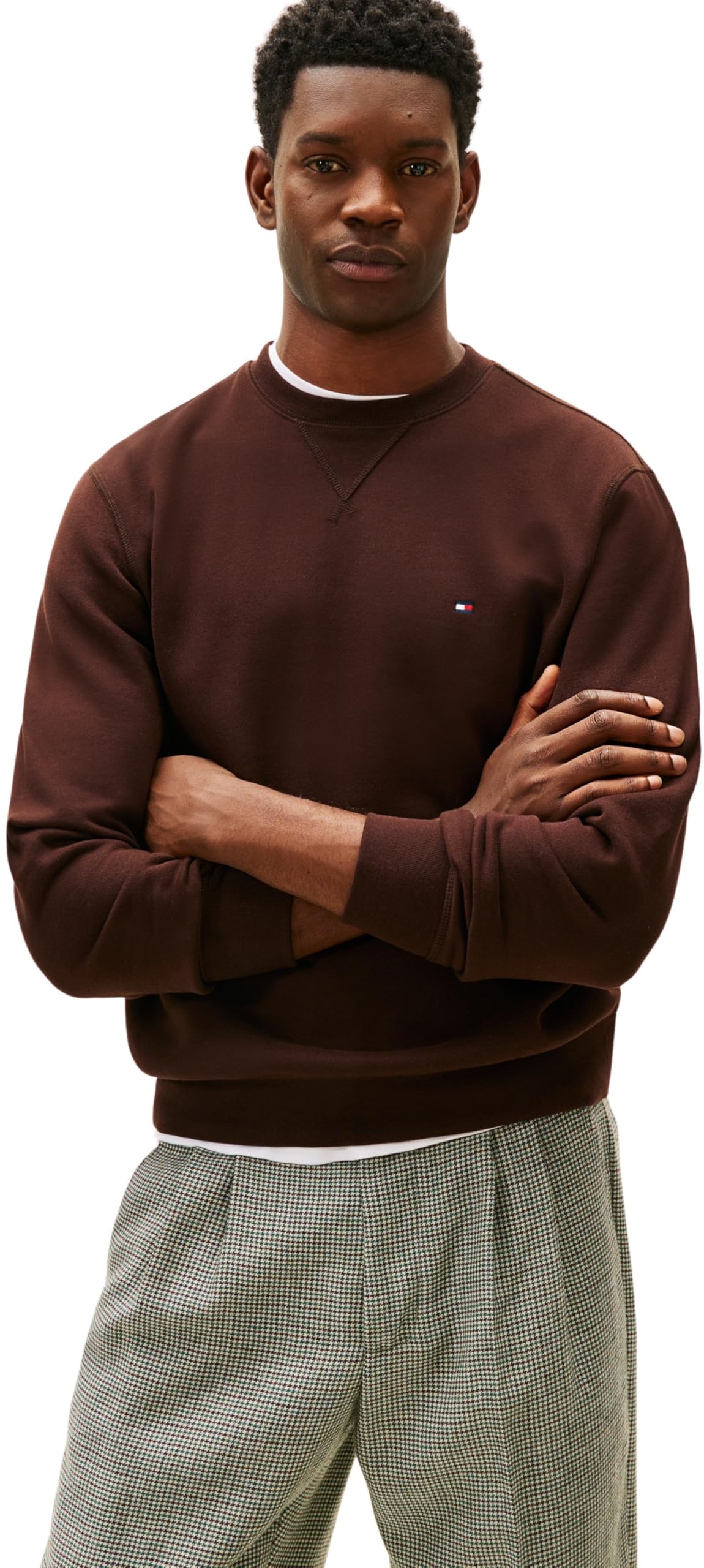 Sudadera Tommy Hilfiger Adaptive ESS Seasonal Fleece Crewneck para hombre en un entorno casual.