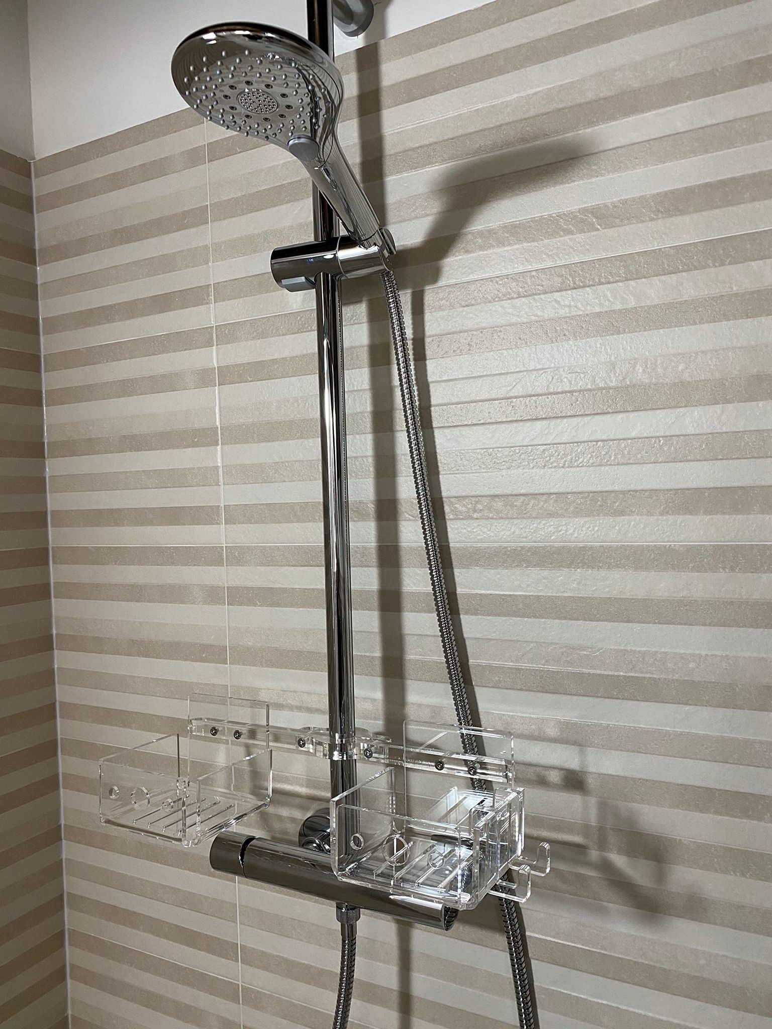 IKONA Soporte para champú para barra de ducha de plexiglás | Fabricado en Italia (12 cm de altura x 38 cm de ancho - 2,5 cm de diámetro)