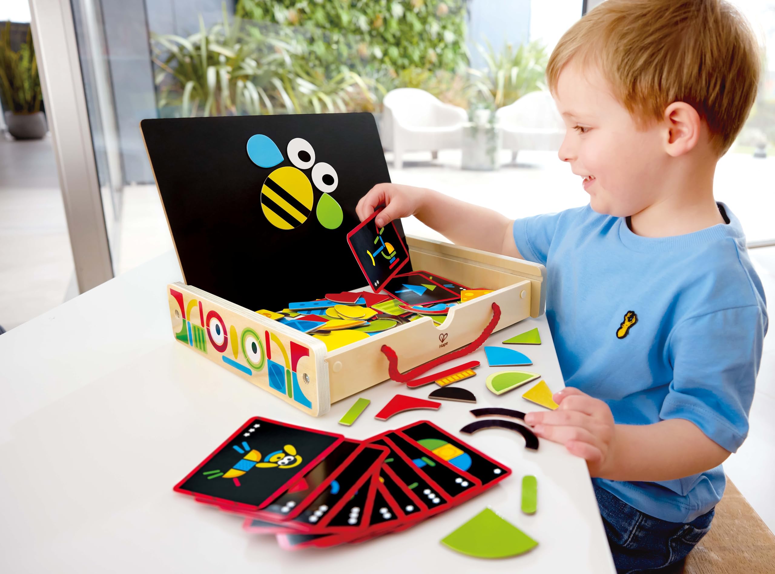 Hape Magnetische Kunstbox – Beidseitige Magnettafel mit Formen und Zubehör, tragbares Kreativ- und Motorikspielzeug, pädagogisches Bastel- und Motorikspielzeug, für Kinder ab 3 Jahren