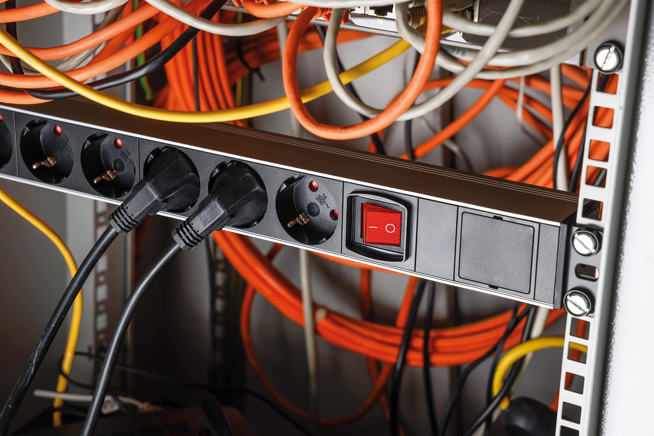 as - Schwabe Multi-Winkel Steckdosenleiste 7-fach ohne Kabel, 19“ RACK, für universellen Einbau in 19 Zoll Netzwerkschränke, 45°-Anordnung, IP20, Schwarz/Aluminium I 18195