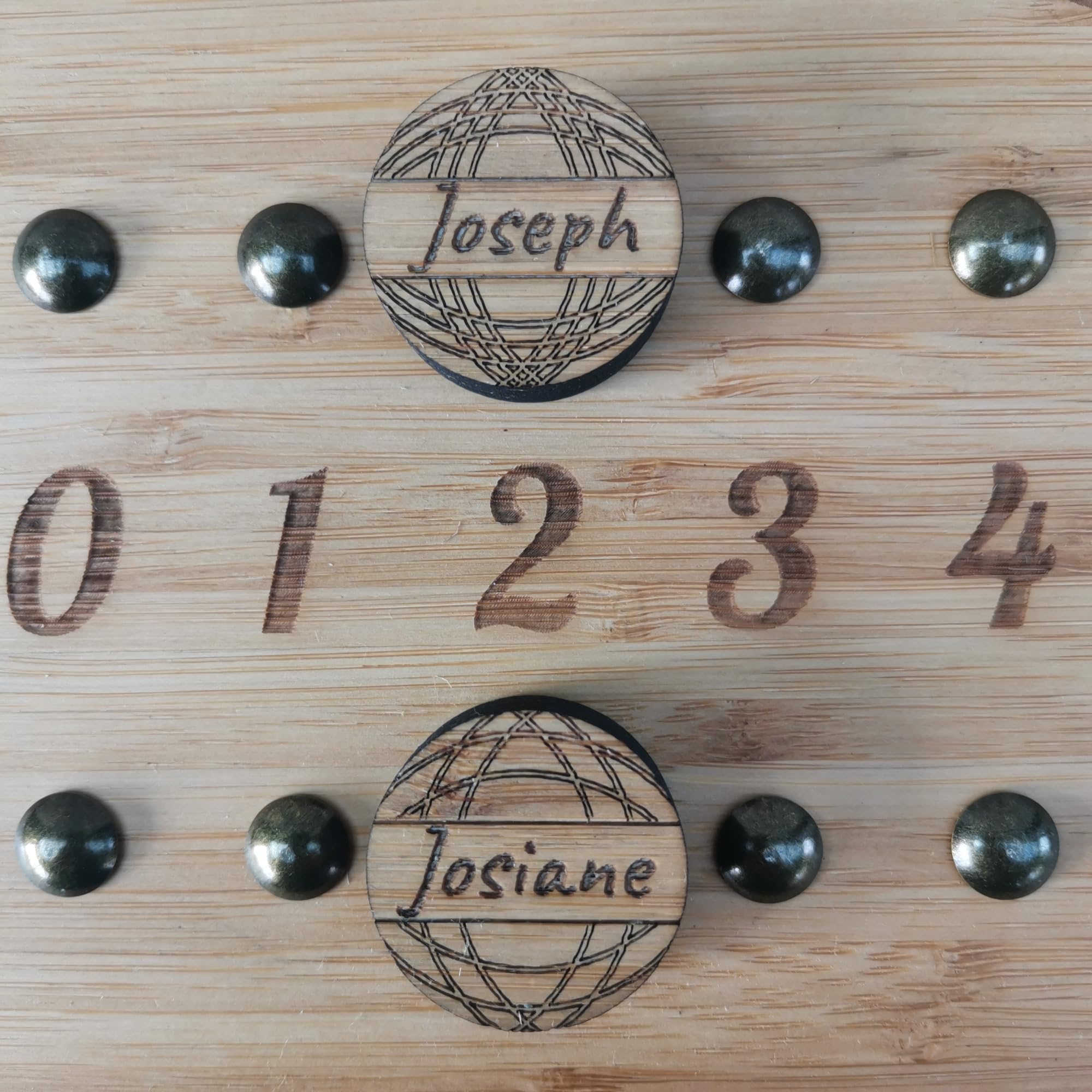 Tit'Adel Compteur de Points pour pétanque en Bois – Apéro Pétanque – Magnétique – Pose Murale ou sur Pied – Cadeau Original