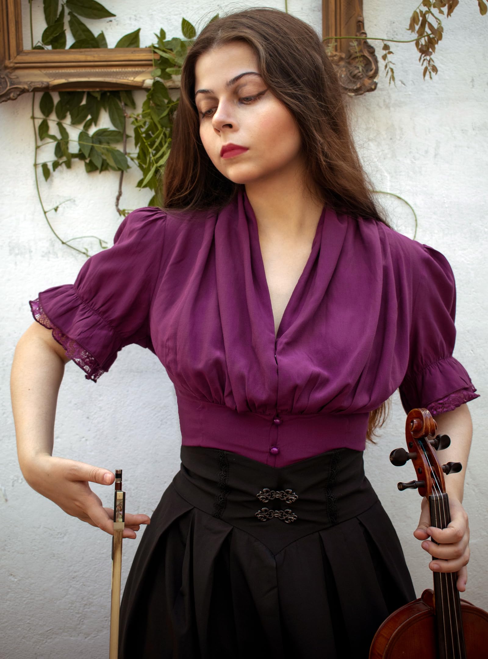 Scarlet Darkness Damen-Bluse, Kurzarm, Viktorianischer Stil, elegant, Schößchen, Oberteil mit Schnürung | Ideal für Ren-Faire, Piratenfest, Büro, Business, Alltag. V-Ausschnitt, Button-Down, Schnürung hinten, Spitzen-Patchwork