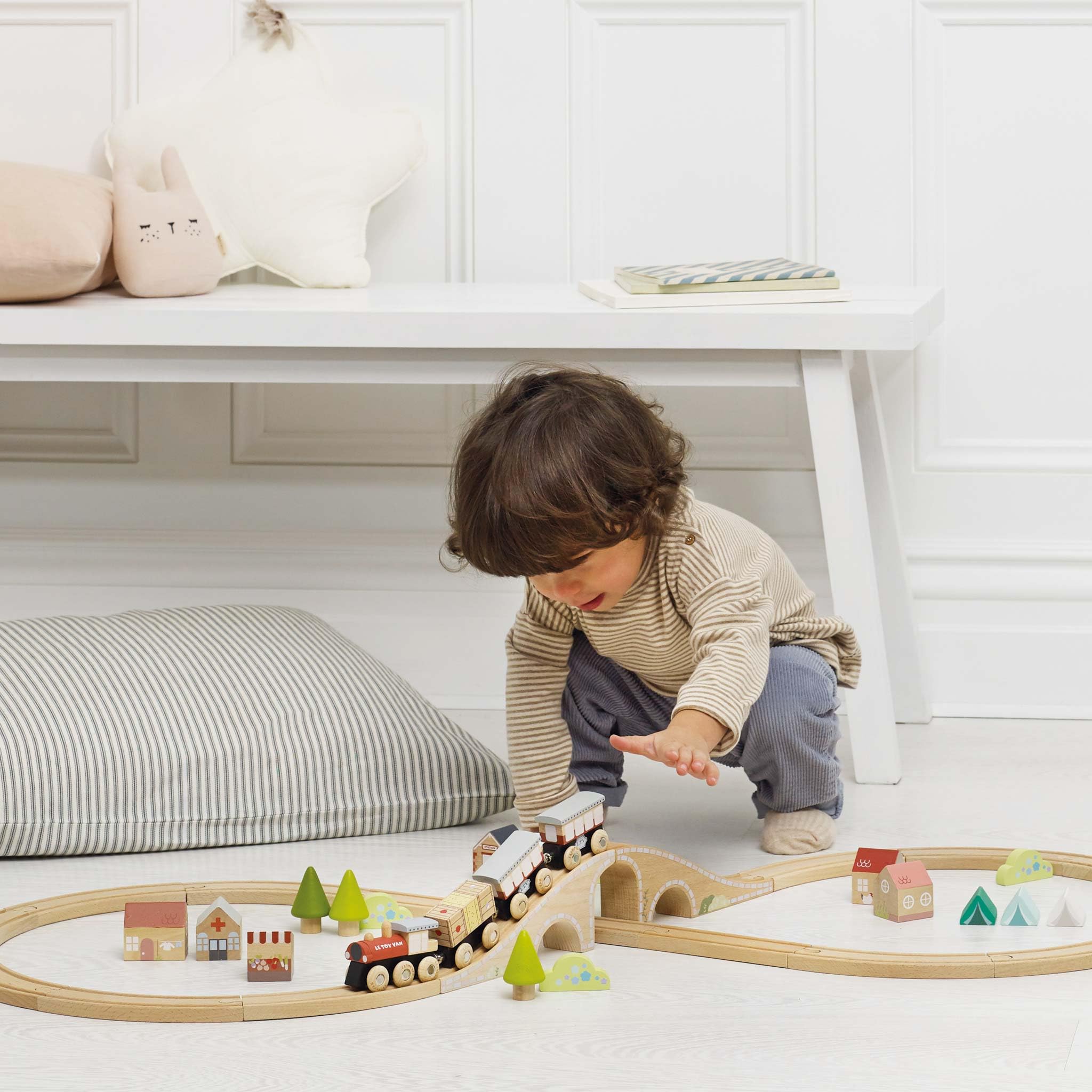 Le Toy Van Drewniany zestaw kolejowy z figurką 8 torów kolejowych, plastikowy zestaw z uniwersalnym kompatybilnym torem kolejowym, odpowiedni dla dzieci w wieku od 36 miesięcy, dziewcząt i chłopców