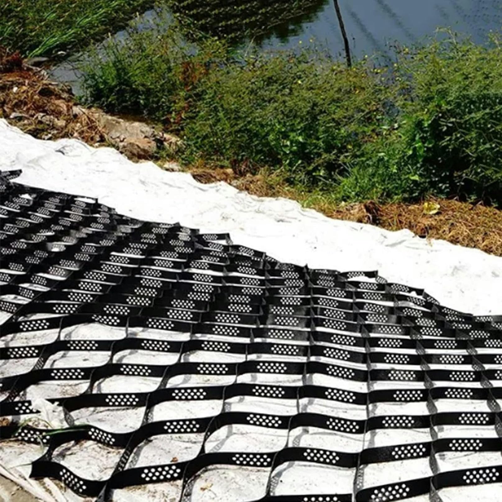 Géogrille de soutènement pour stopper l'érosion des graviers et stabiliser une pente de jardin