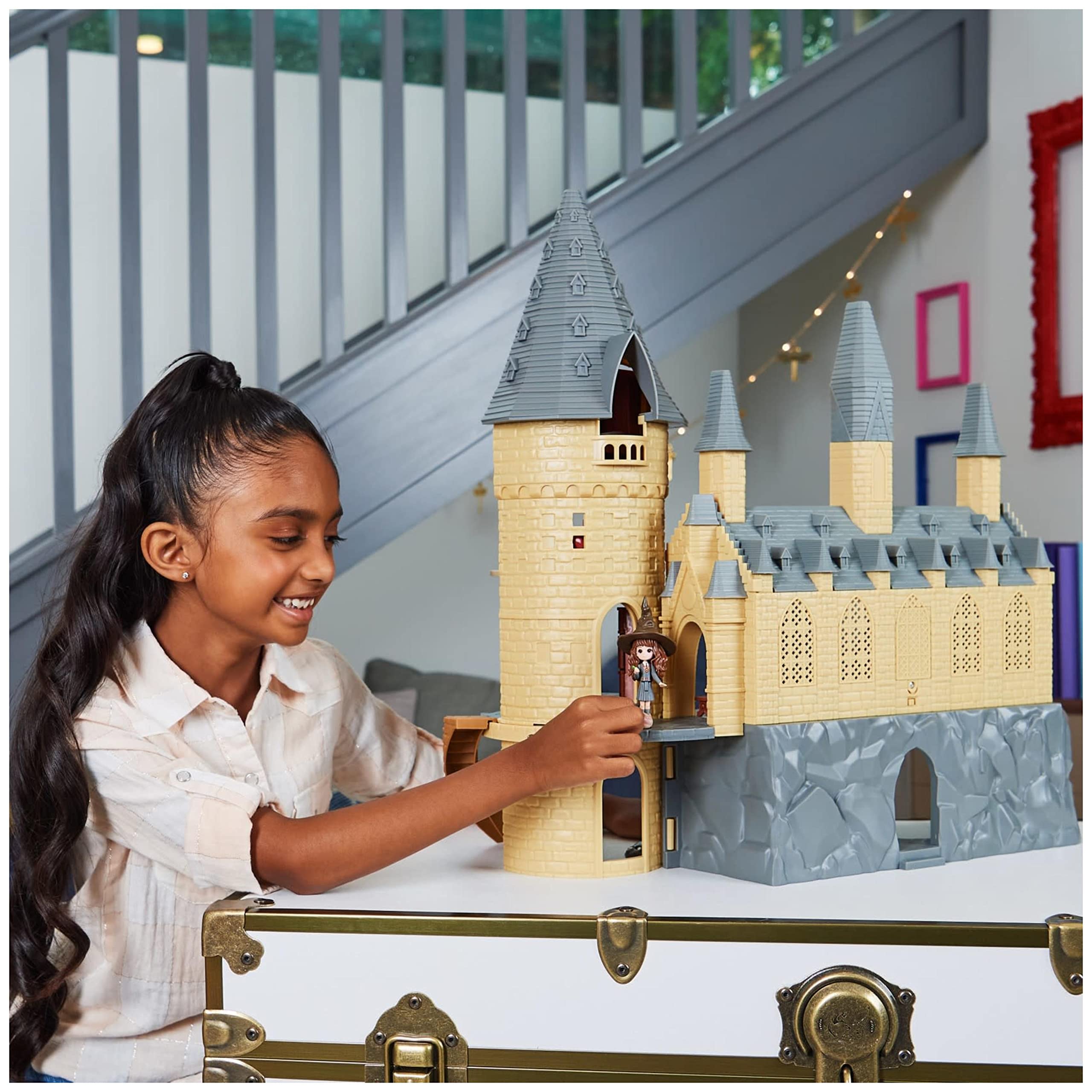 Wizarding World, Castello di Hogwarts di Harry Potter, con 12 accessori, luci, suoni e bambola Hermione esclusiva - dai 5 anni