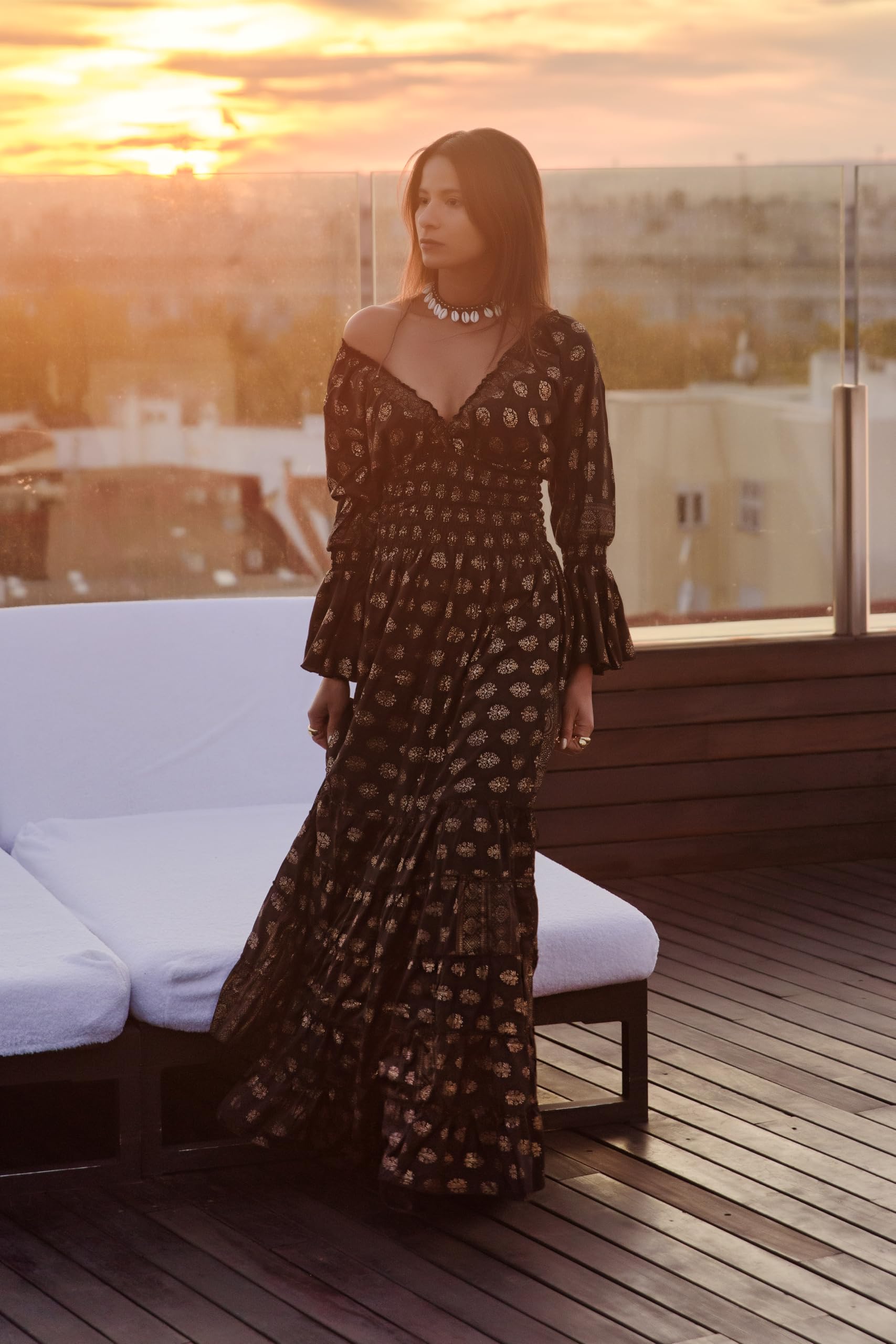 Vestido Boho Chic Sadagold Negro Estampado Dorado, Largo, Mangas largas, Seda, Escote en V