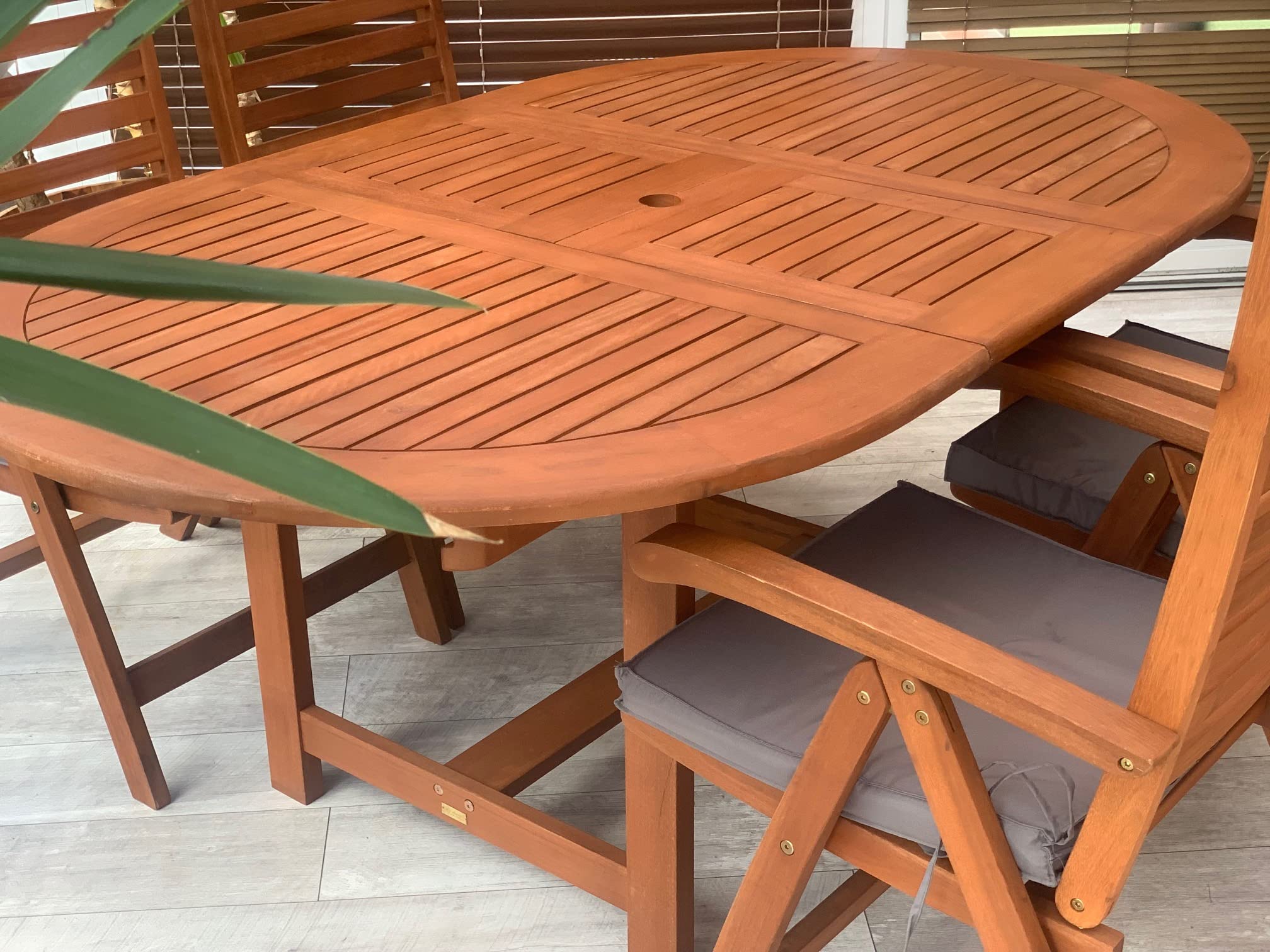 Rattanland Gartenmöbel Set aus Exotenholz FSC-zertifiziertes Eukalyptus - Oldham-Set mit 110 cm breitem Tisch, 4 Eukalyptus-Stühlen und 4 Kissen pro Sitzplatz (graue Kissen)