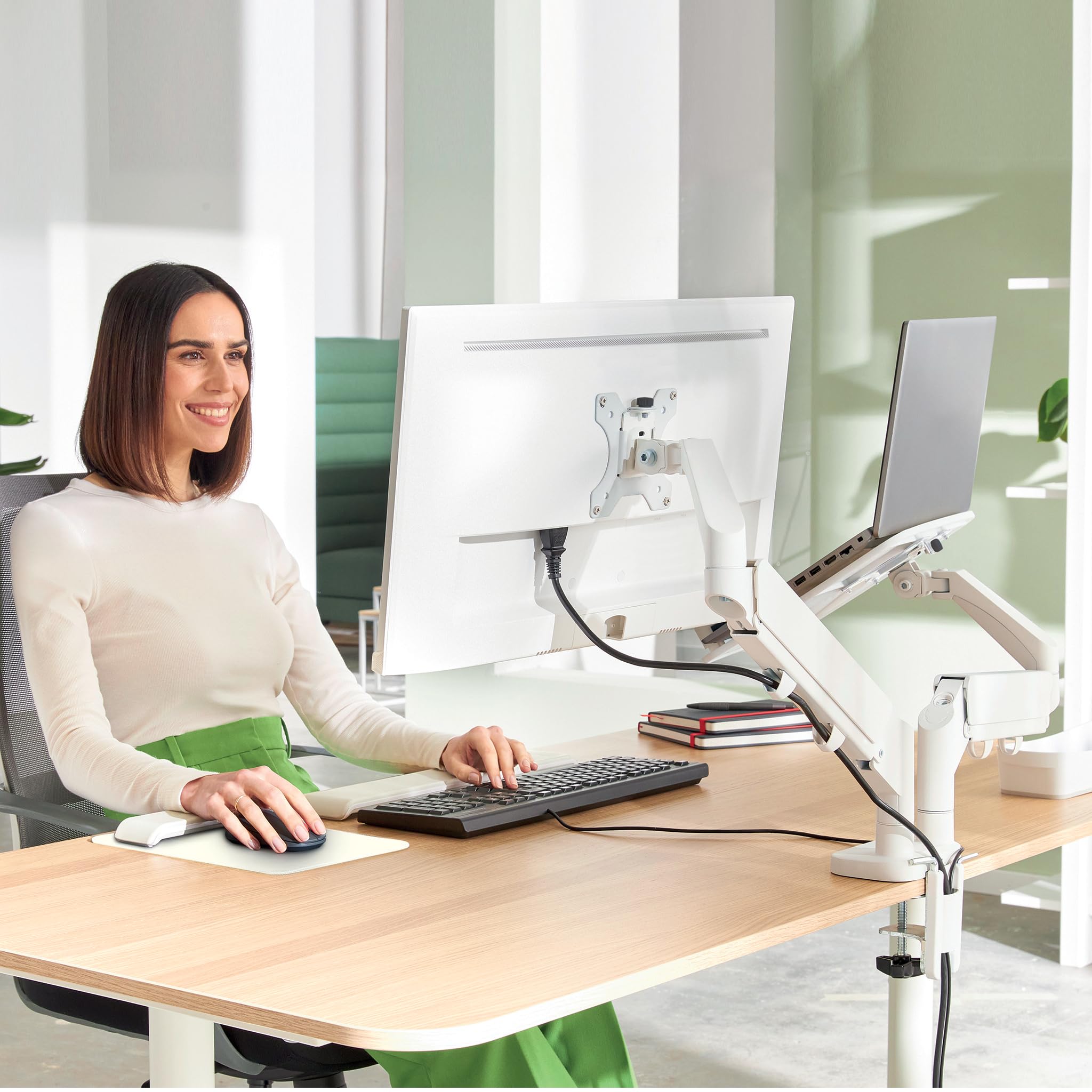 Leitz Ergo Brazo Ergonómico para Monitor y Portátil (17''-32'') – Soporte de Escritorio con Giro, Inclinación y Rotación, hasta 18 kg, Compatible VESA, Gris Claro, 65380085