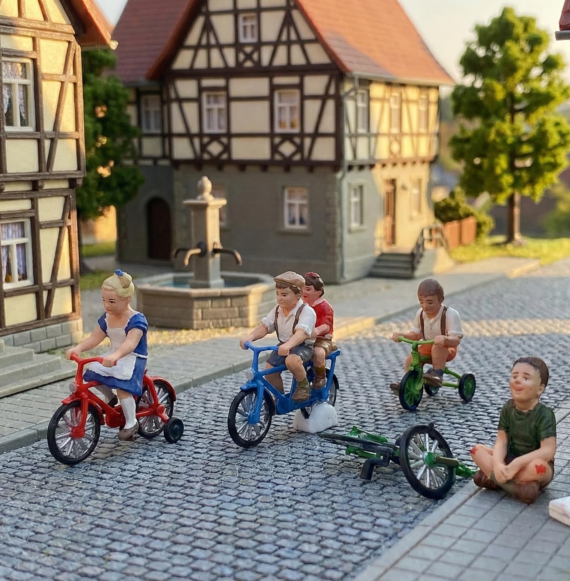 40037 Dzieci z rowerami tor G 1:22,5 – figurki modelowe/miniaturowe figurki do kolejki ogrodowej i dioramy, scena z 4 dziećmi, rowery i przerwa/moment wypadku
