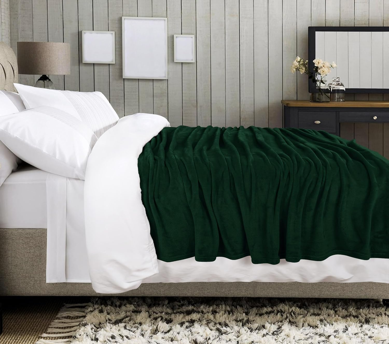 Utopia Bedding Forest Green Fleece Blanket Full Size Lightweight Fuzzy Soft Anti-Static Microfiber Bed Blanket (90x84 Inch)