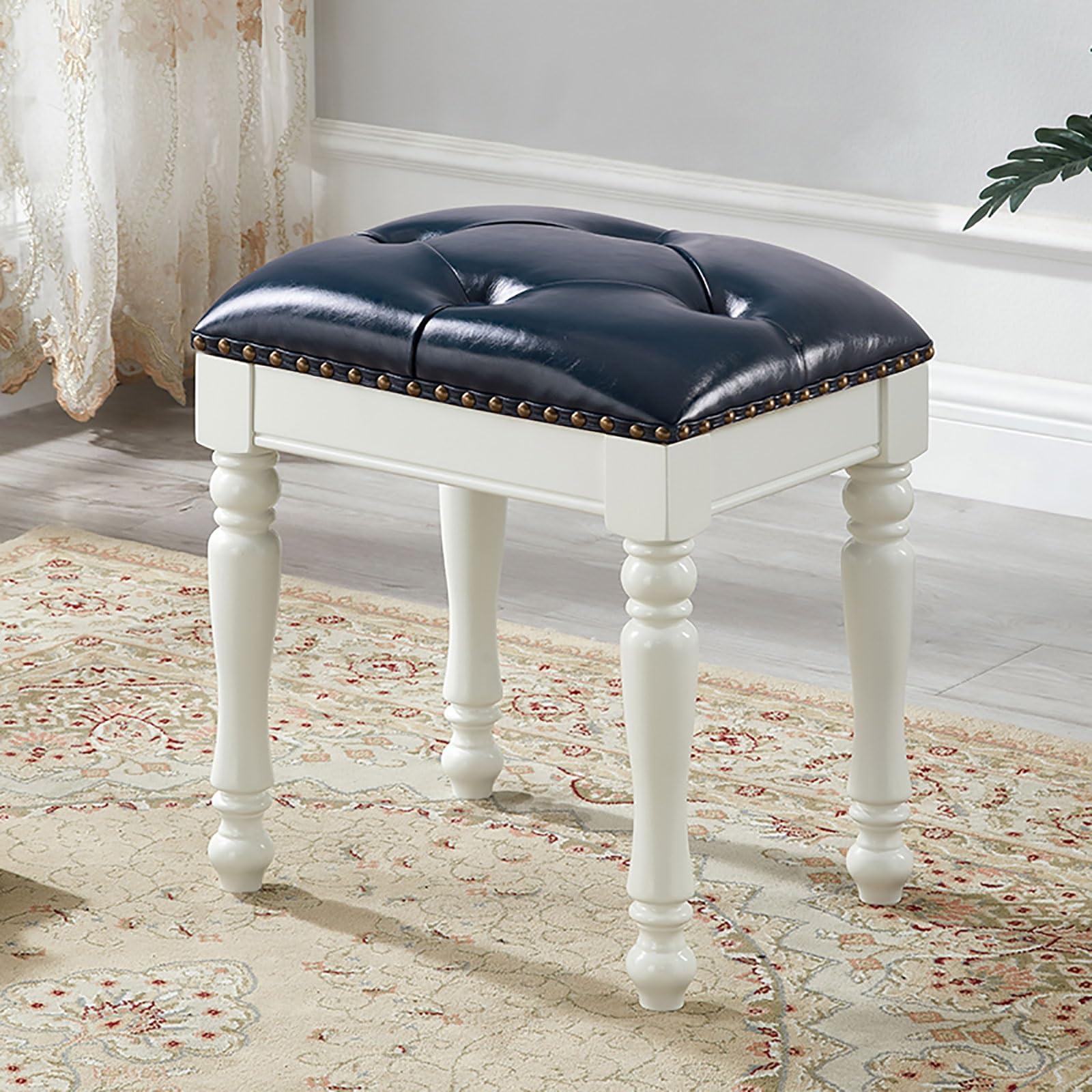 Silla de maquillaje elegante y reposapiés vintage para crear un tocador acogedor en casa