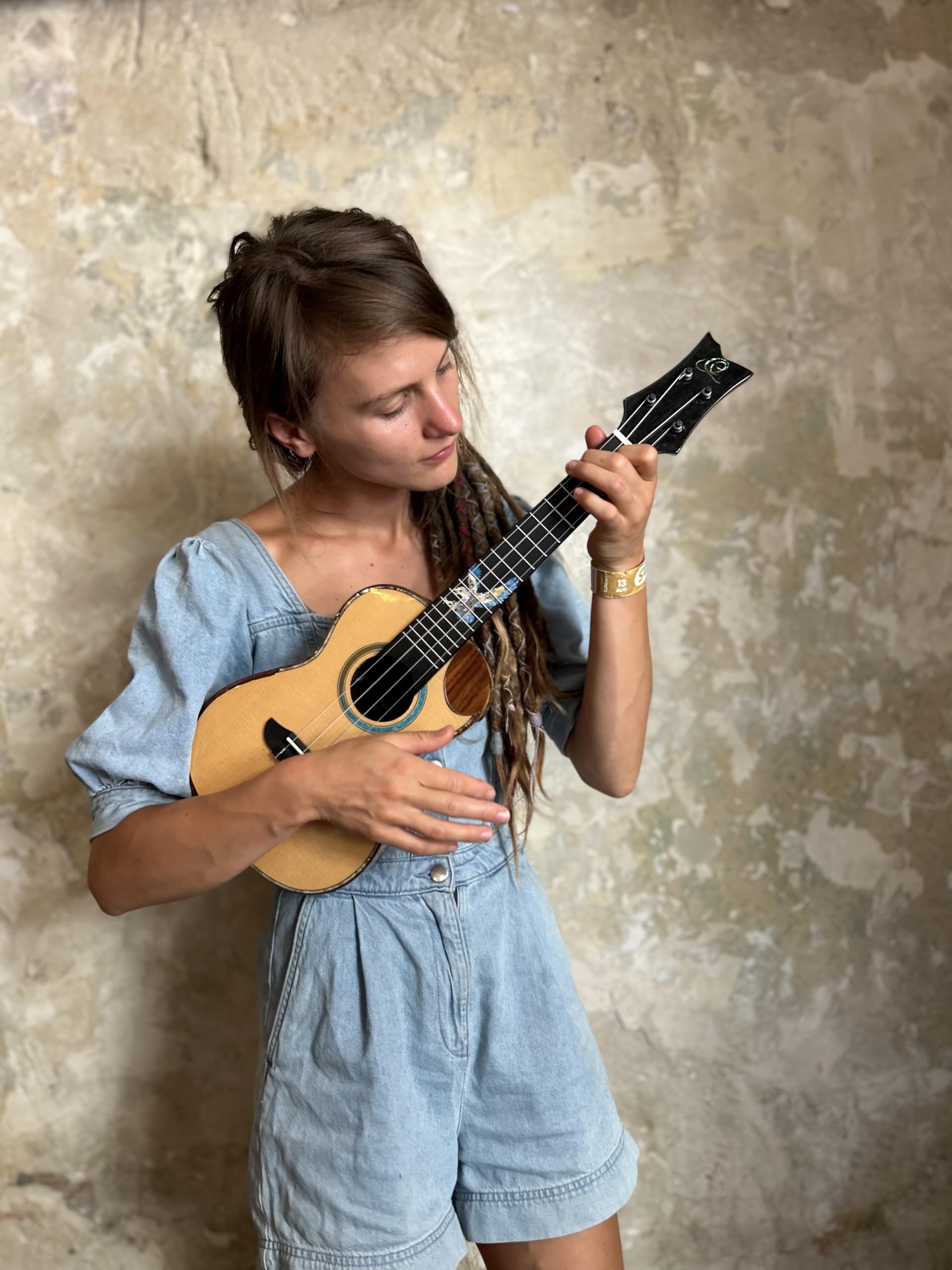 Ortega Guitars Ukulélé Concert Electro-Acoustique – Série The Private Room – Housse Incluse – Épicéa / Ébène blanc, Naturel (EAGLESUITE-U)
