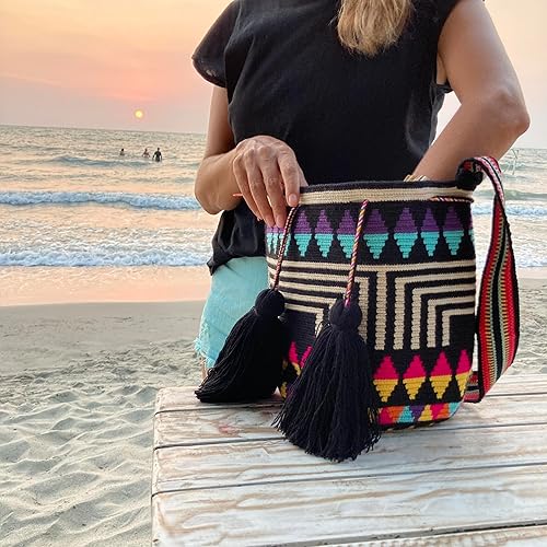 Miniatura 4 de Bolso WAYUU mochila colombiana, auténtico patrón de ganchillo cruzado bohemio hecho a mano, regalos de comercio justo originales de Colombia.,