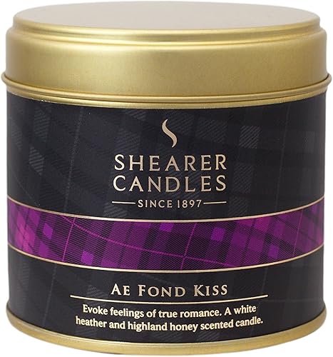 Candles Ae Fond Kiss - Vela de lata perfumada grande de tartán, color marfil