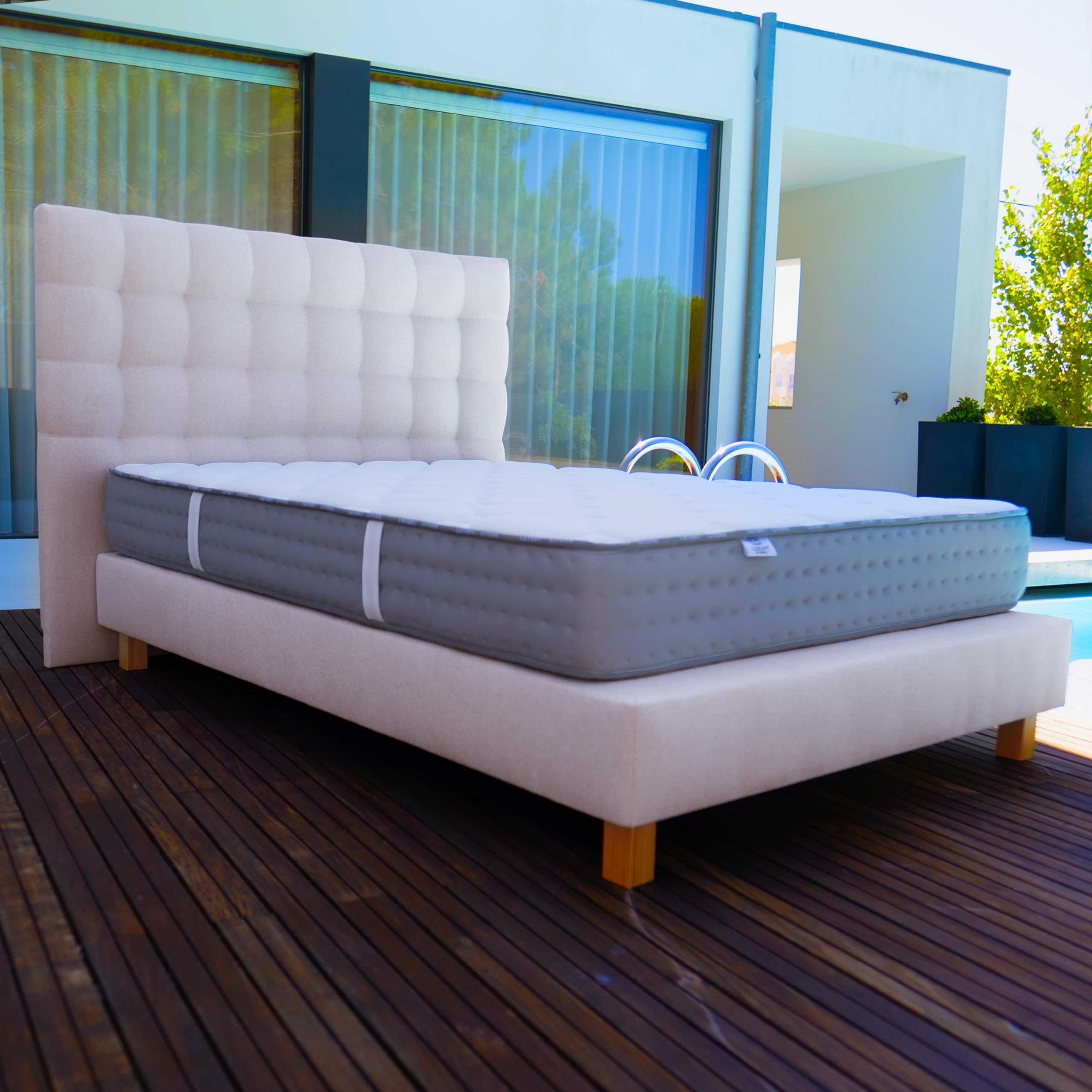 Luxury Literie Tête de lit Versailles Beige 160x122, Gamme Prestige Hôtel, capitonnée, est composée d’Un Tissus de qualité supérieure.