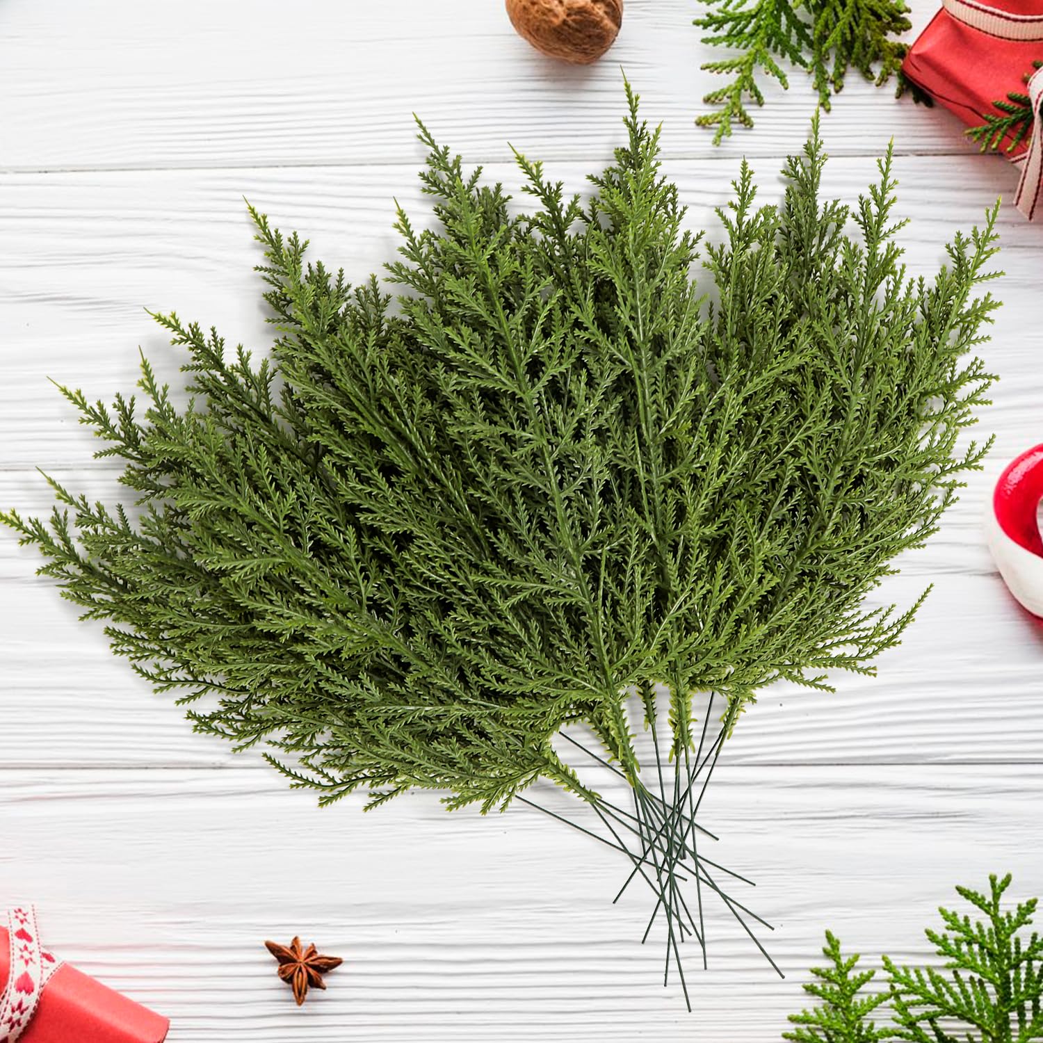 Generico 35 Pezzi Rami di Pino Artificiale di Natale con 10 Pezzi di Bacche Rosse, di Pino Norfolk Sempreverdi Realistici da 10,5 Pollici Decorazione Natalizia, Ghirlanda di Albero di Natale