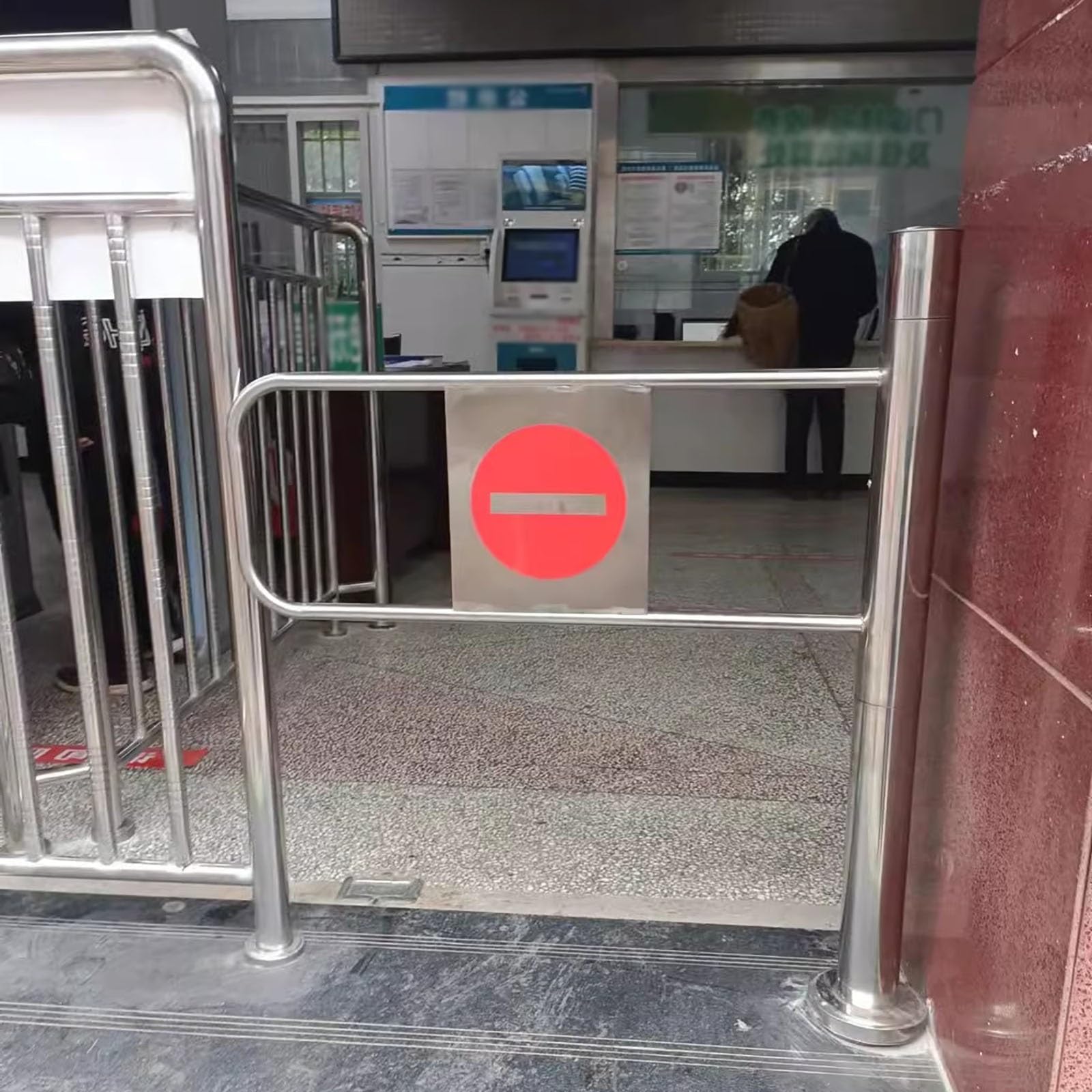 Cancello di Sicurezza a Molla, Porta a Chiusura Automatica Larga 20-34" per corridoi, Accesso unidirezionale Resistente per pedoni Interni, Ingresso Sicuro del Canale (39,3")