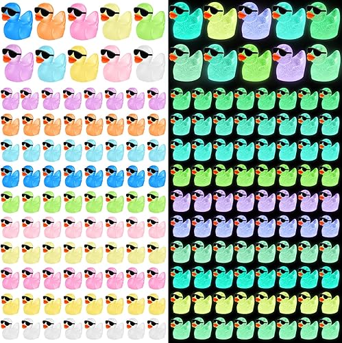 Liliful 150 piezas de mini patos luminosos de resina que brillan en la oscuridad pequeños patos con gafas de sol, figuras en miniatura de hadas,