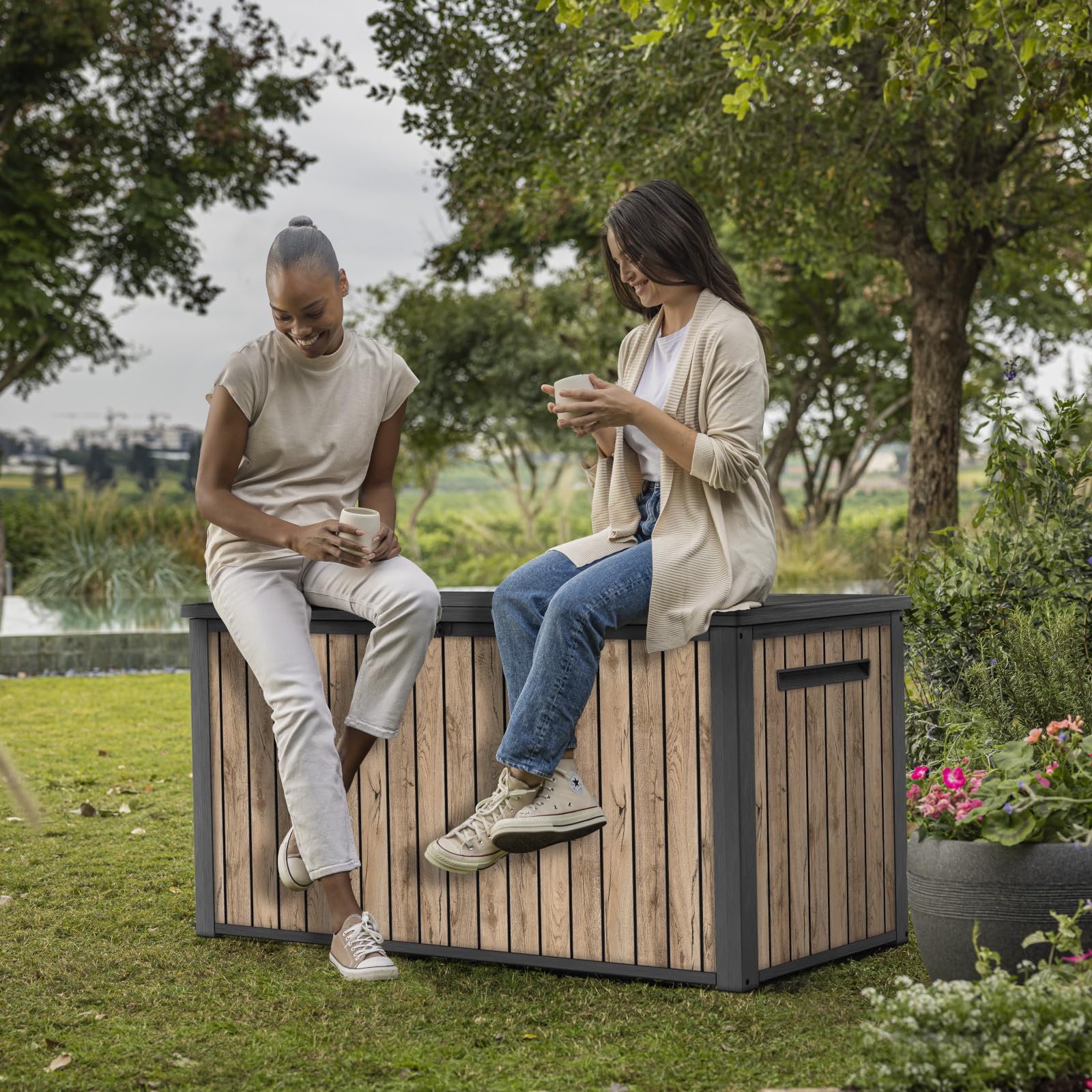 Keter Gartenbox Sierra 643L | 144x67x73 cm cm | Kunststoff in Holzoptik (Pinie) | Deckel mit Gasdruckfedern | abschließbar
