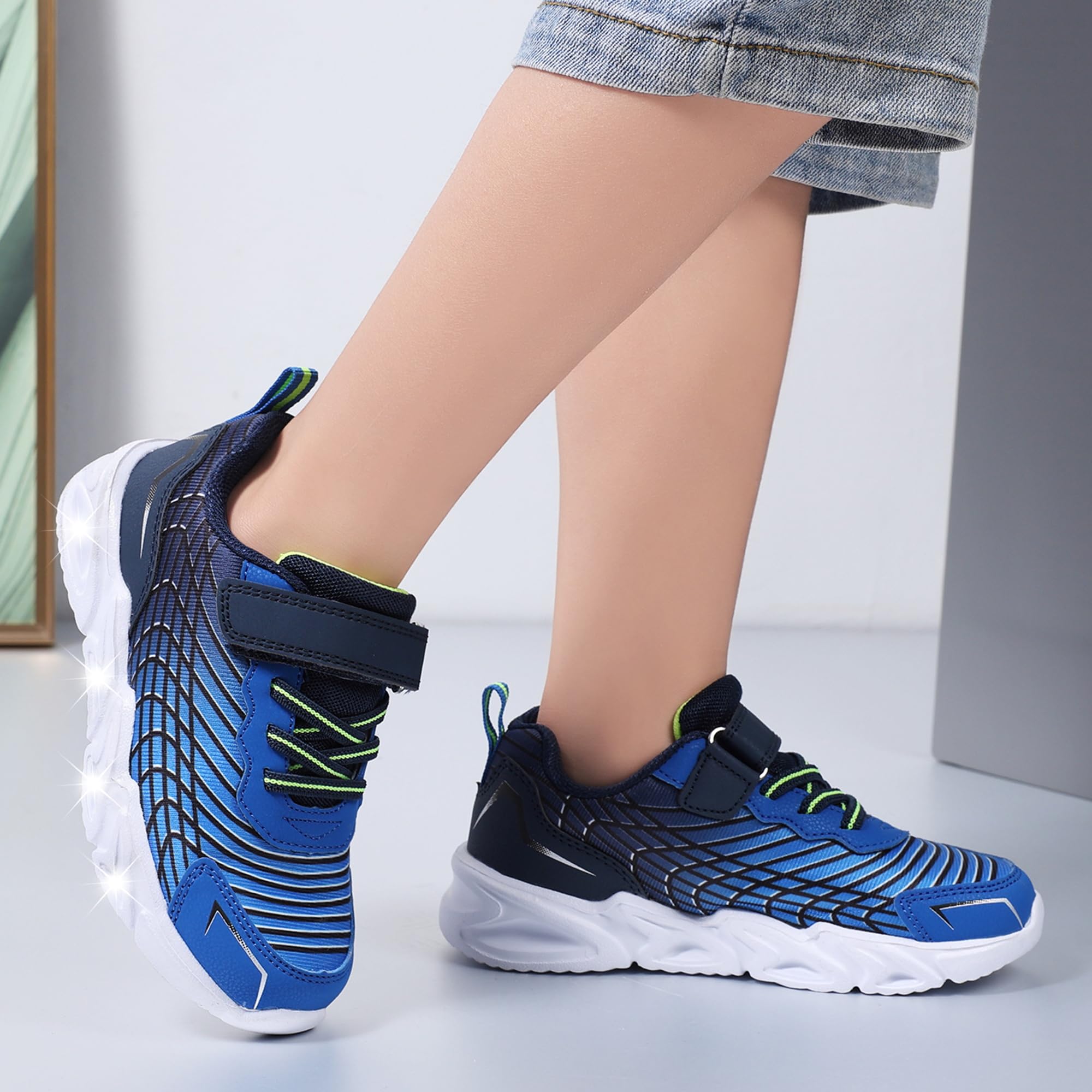 Scarpe da ginnastica leggere e traspiranti con luce a LED, con cinturino regolabile per bambini/bambini piccoli