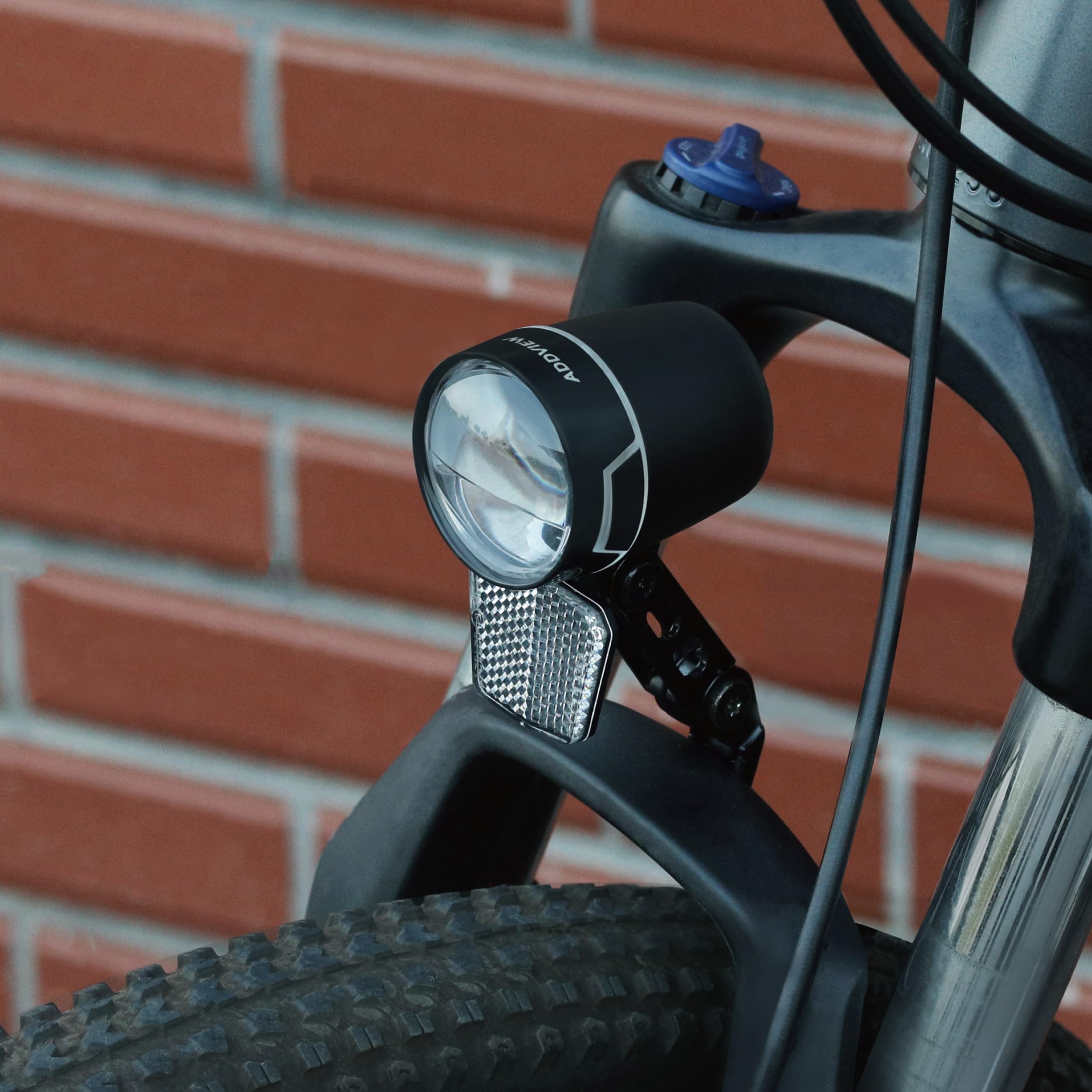 ADDVIEW Luce anteriore per bicicletta elettrica 100 Lux Nova E100 – Omologato StVZO, IP65 impermeabile, LED con tecnologia a doppia lente, per 6 V – 48 V DC, alloggiamento in alluminio, cono di luce