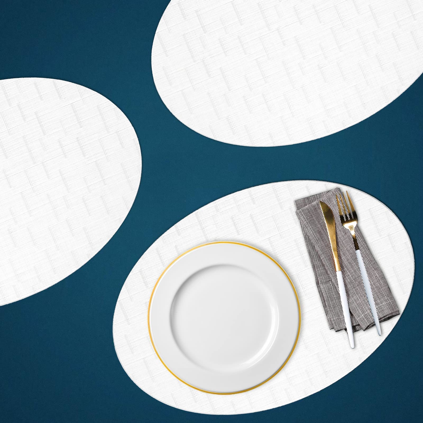 AHHFSMEI Placemats for Dining Table Set of 6 Woven Vinyl Plastic Place Mats Non-Slip Heat Insulation Stain Resistant Table Mats Washable Easy Clean Placemats (White Oval)