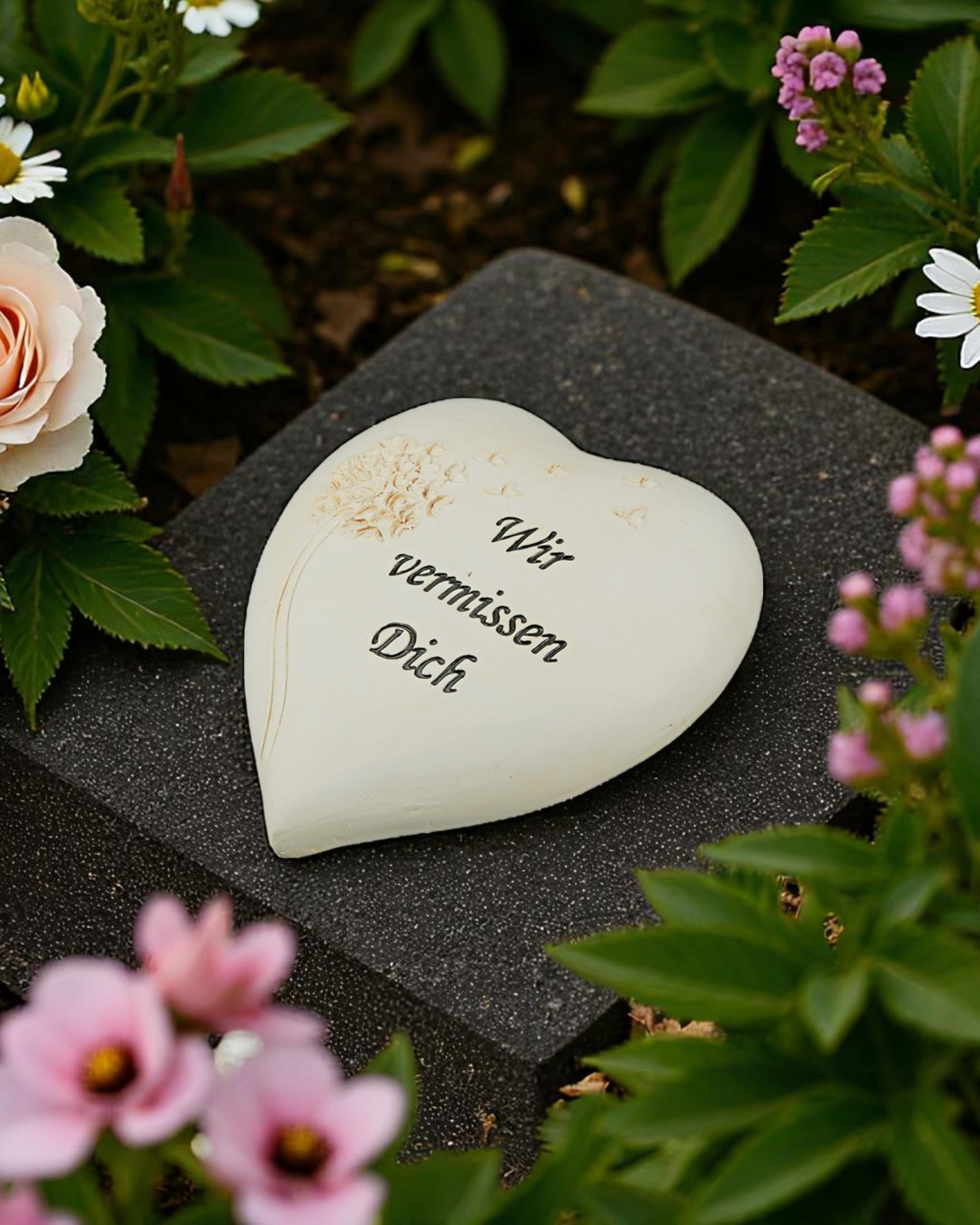 CULT at home Herz Grabschmuck „Wir vermissen Dich“ – Grabdekoration Allerheiligen Steinherzen Grab Deko Grabstein – Pusteblume Gedenkstein fürs Grab Friedhof – aus Kunstharz 13 x 13 cm