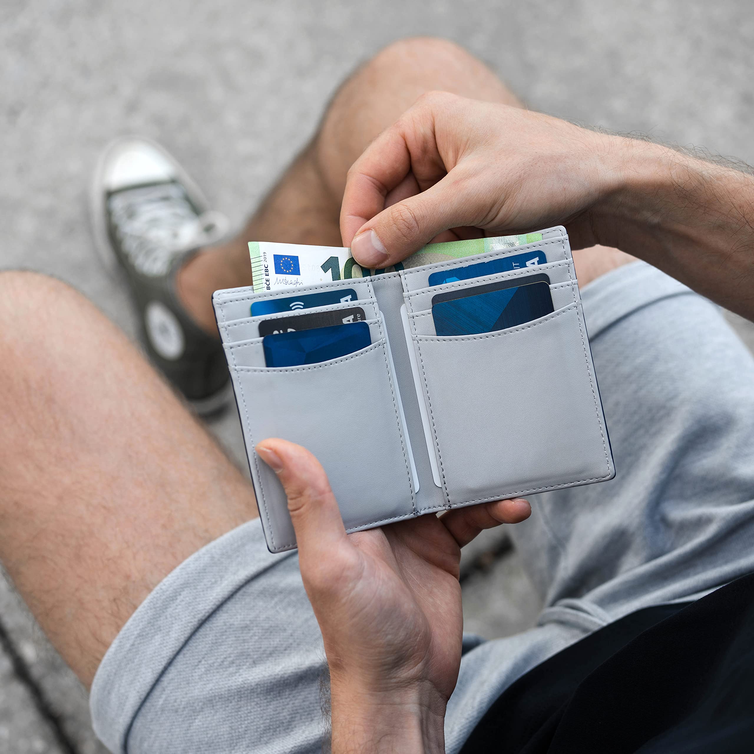e-GALE Portafoglio uomo Verticale - Con Protezione RFID - Elegante e Compatto - Tanti Scomparti per Tessere, Banconote, Monete, Carte di Credito - (Fibra di Carbonio e Grigio)