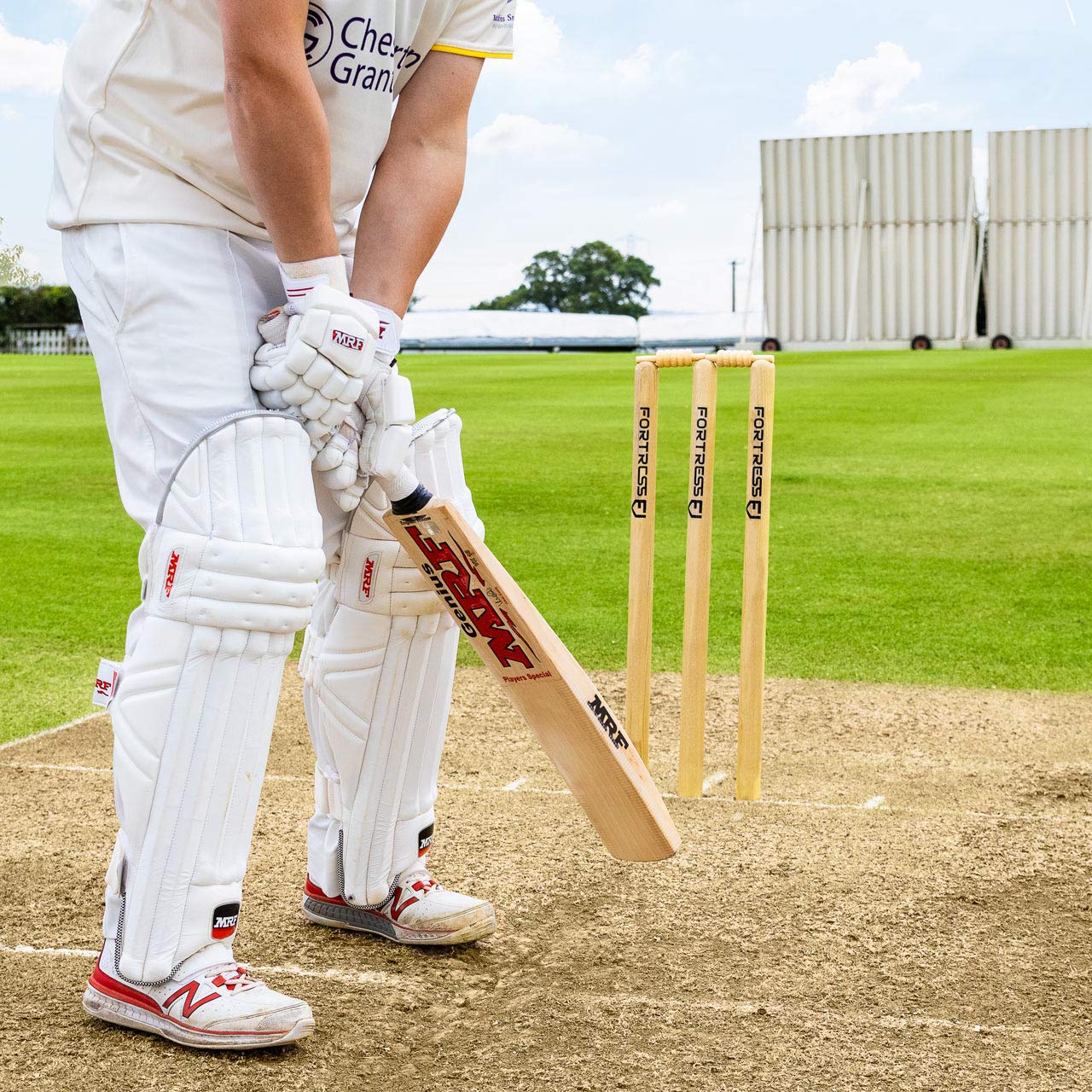 FORTRESS Stump di Cricket in Legno- Stumps Comformi alle Regolazioni ICC (69cm) | 2 Stili Disponibili : Standard Country o Standard Club | Set Cricket autoportanti
