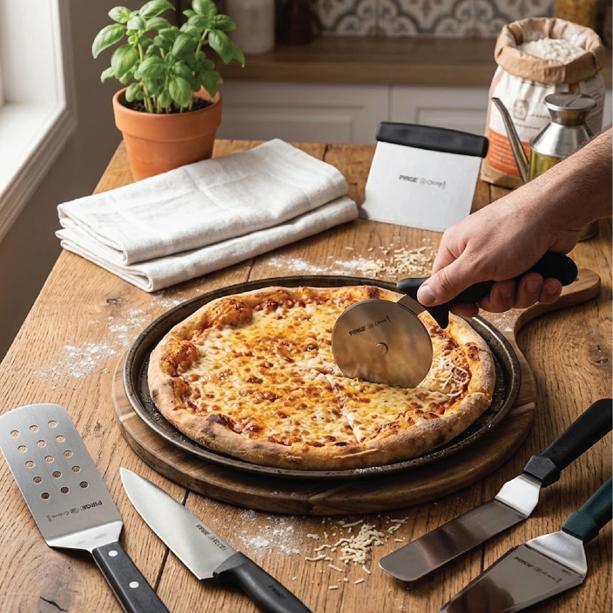 Set di utensili per pizzeria Pirge - Set professionale in acciaio inox da 7 pezzi per pizzaioli - Rotella per pizza, spatola, raschietto per impasto, coltello da chef e altro - Manico ergonomico