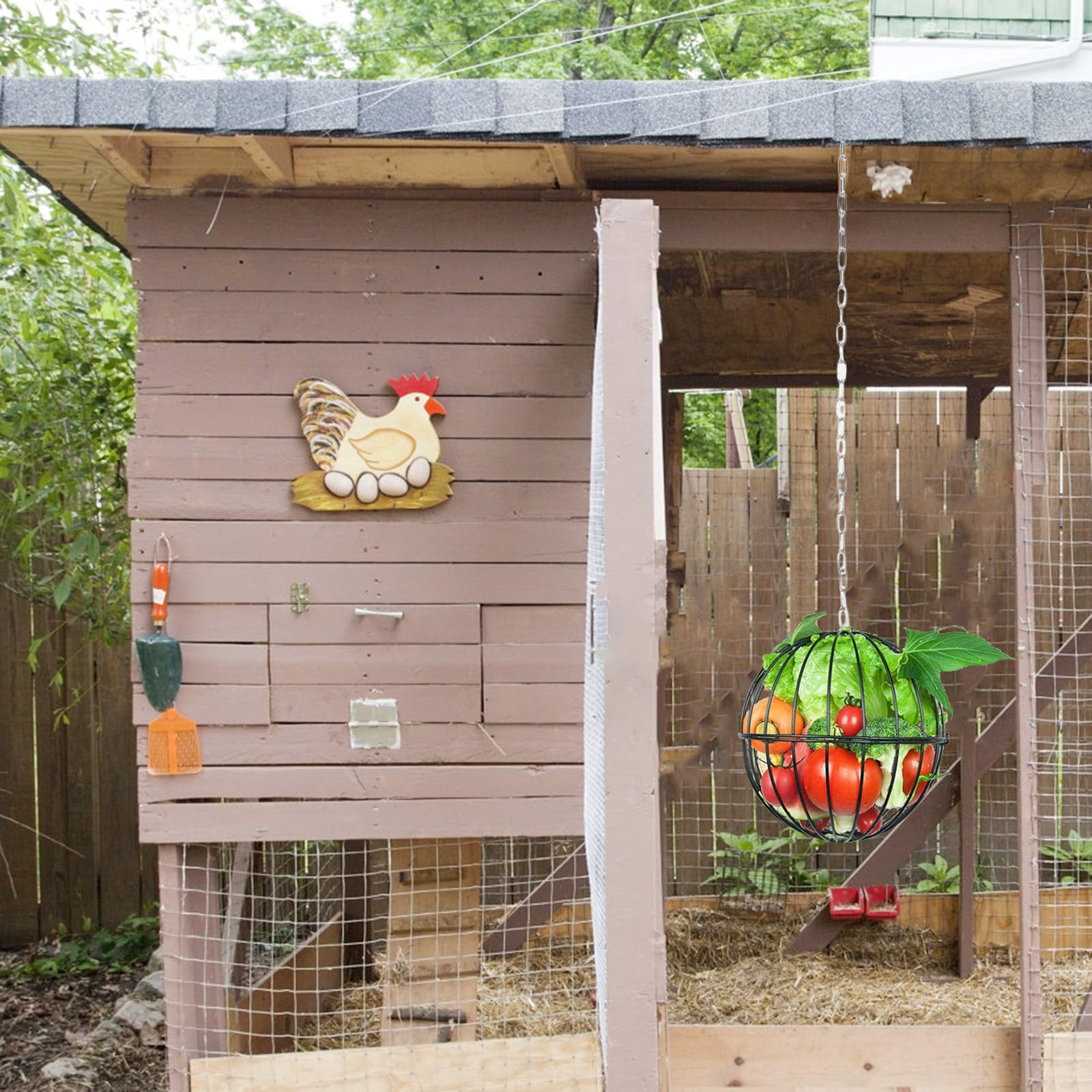 KICHOUSE Mangiatoia sospesa per polli, grande cestino per verdure e frutta per pollame da 7,5 pollici con catena per appenderla, palline di verdure per combattere la noia di polli, galline, anatre e