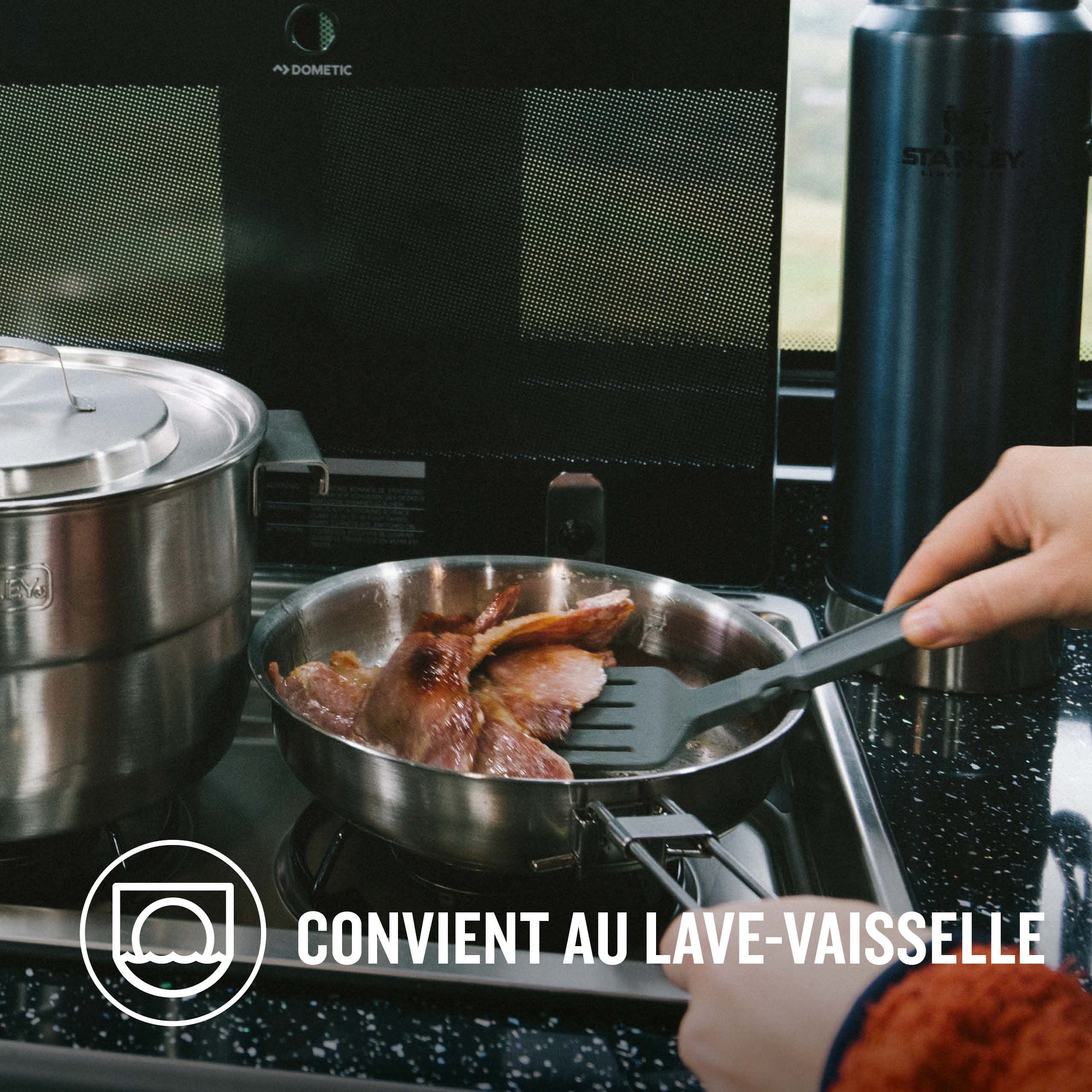 Stanley Adventure Batterie de Cuisine de Camping Tout-en-Un – Batterie de Cuisine d'extérieur légère 9 pièces en Acier Inoxydable – Vaisselle de Camping – Idéal pour la randonnée, Le Camping – Passe