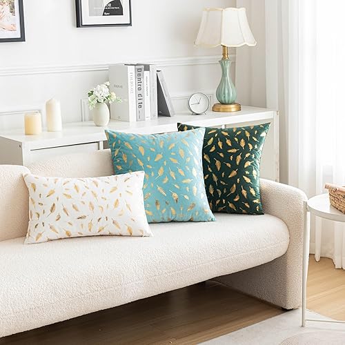 Miniatura 5 de AQOTHES Paquete de 2 fundas de almohada decorativas de Navidad verde oscuro de 18 x 18 pulgadas con hojas de plumas doradas, almohadas cuadradas de