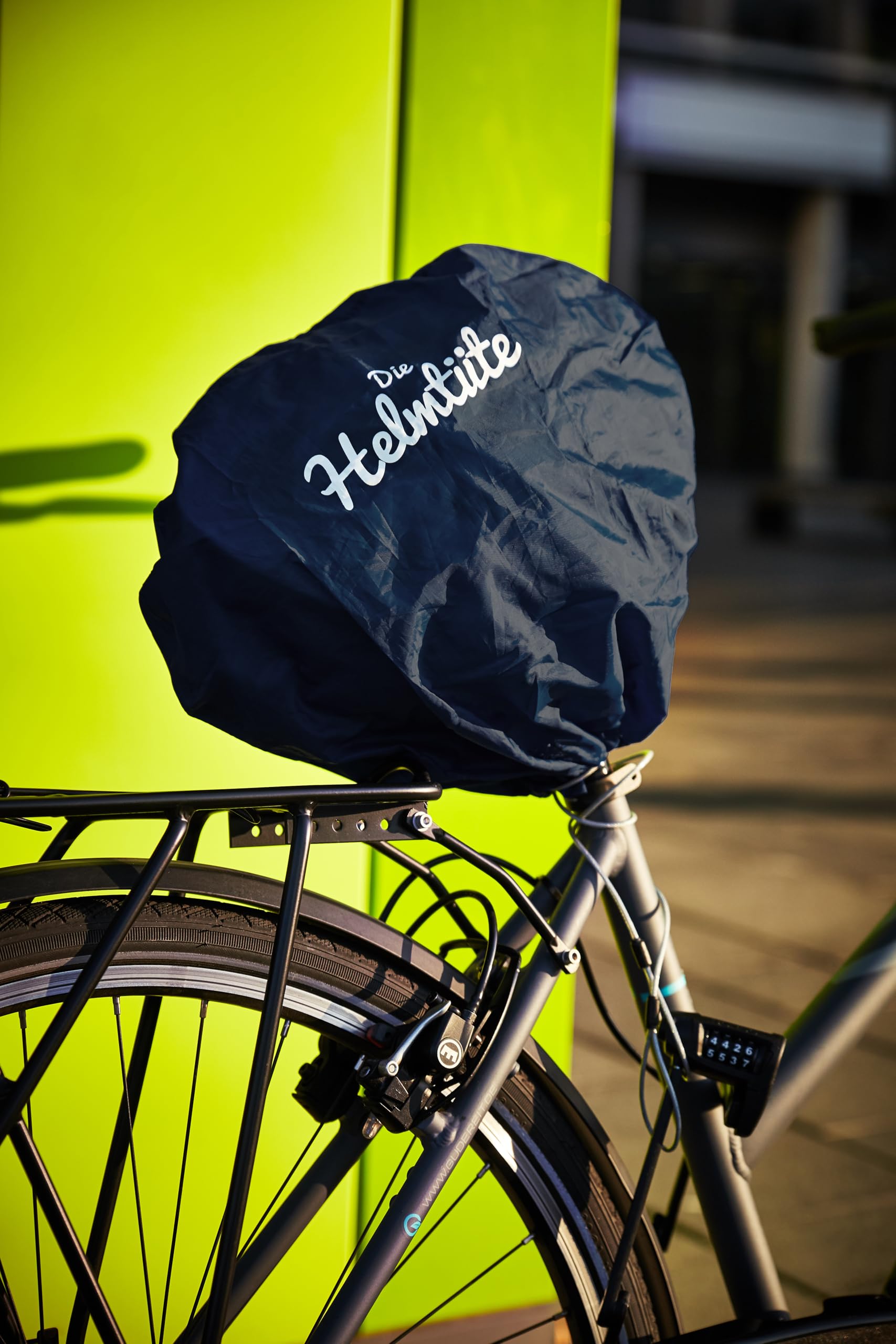 wasserdichte Helmtasche mit Diebstahlschutz; Fahrradhelm einfach am Rad verstauen, Helmschutz & Sattelschutz in einem - auch als Einkaufstasche nutzbar.