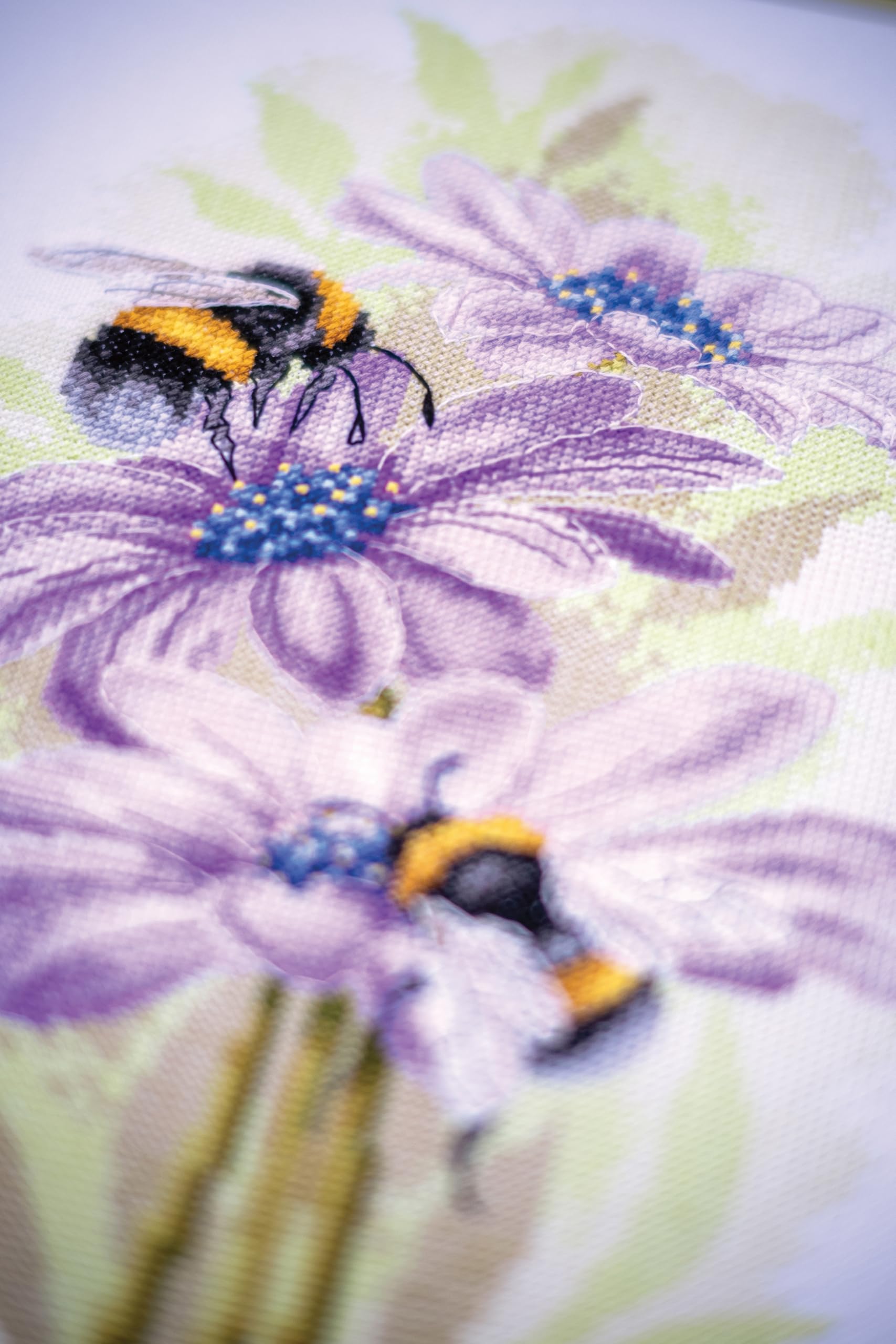 Lanarte Kreuzstich Stickpackungen Gezählter Kreuzstichbilder Set TANZENDE BIENEN Wanddekoration Handarbeit Set für Erwachsene 22 x 33 cm DIY Deko Bastelset Handwerker Kreative Geschenkset