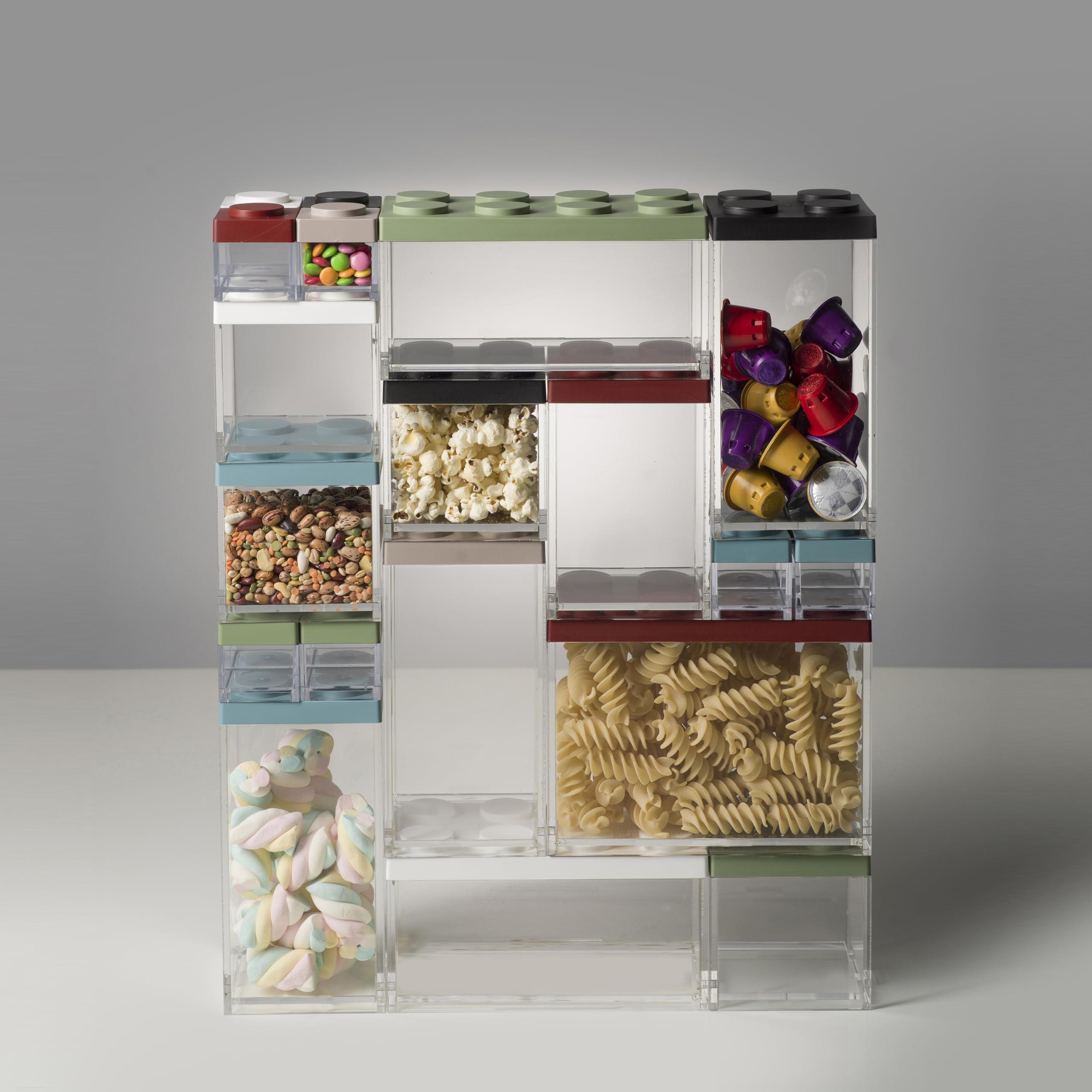 OMADA Set 4 Portaspezie + 3 Contenitori per Alimenti, Coperchio Mattoncino | Set Misto di 3 Contenitori Trasparenti Impilabili e 4 Porta Spezie, Collezione Brickstore