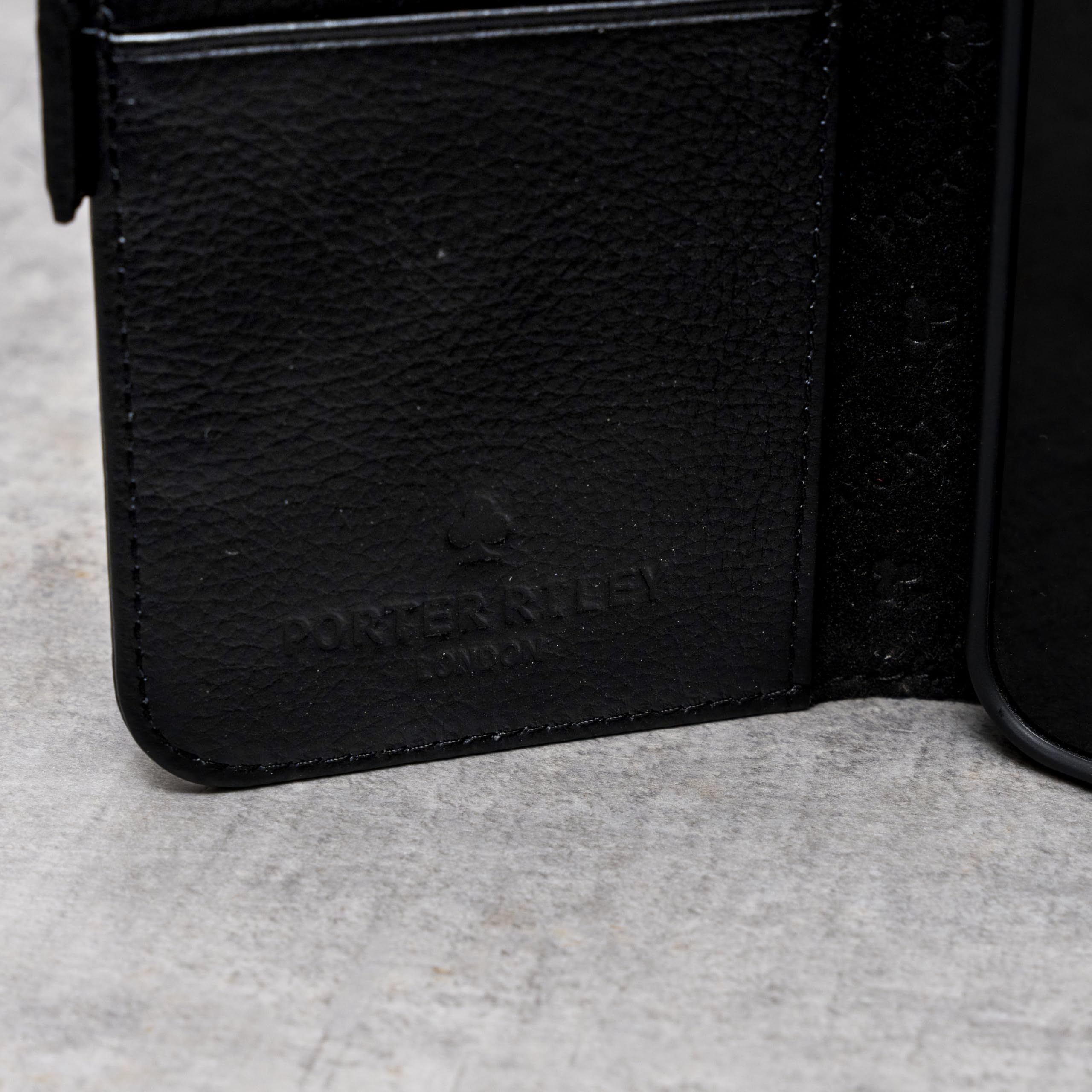 Porter Riley – Custodia per Samsung Galaxy A56. Custodia/Flip/Cover/Supporto/in Vera Pelle Sottile di Prima qualità. (Marrone Cioccolato) (Nero Puro)
