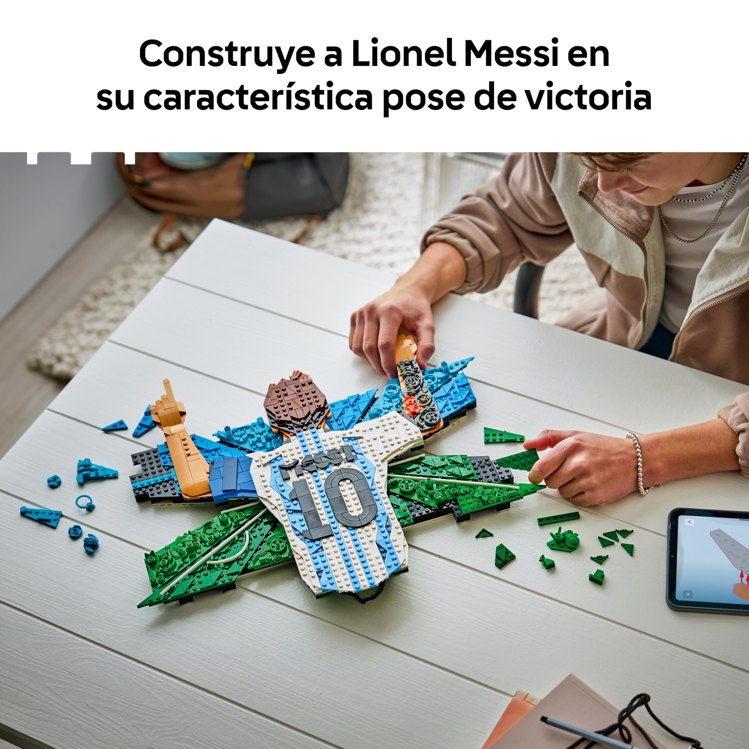 LEGO Editions Lionel Messi: Celebración - Maqueta 3D de Decoración para la Pared del Dormitorio - Regalo de Fútbol para Chicos y Chicas de 14+ Años y Adultos Fans del Deporte - 43018