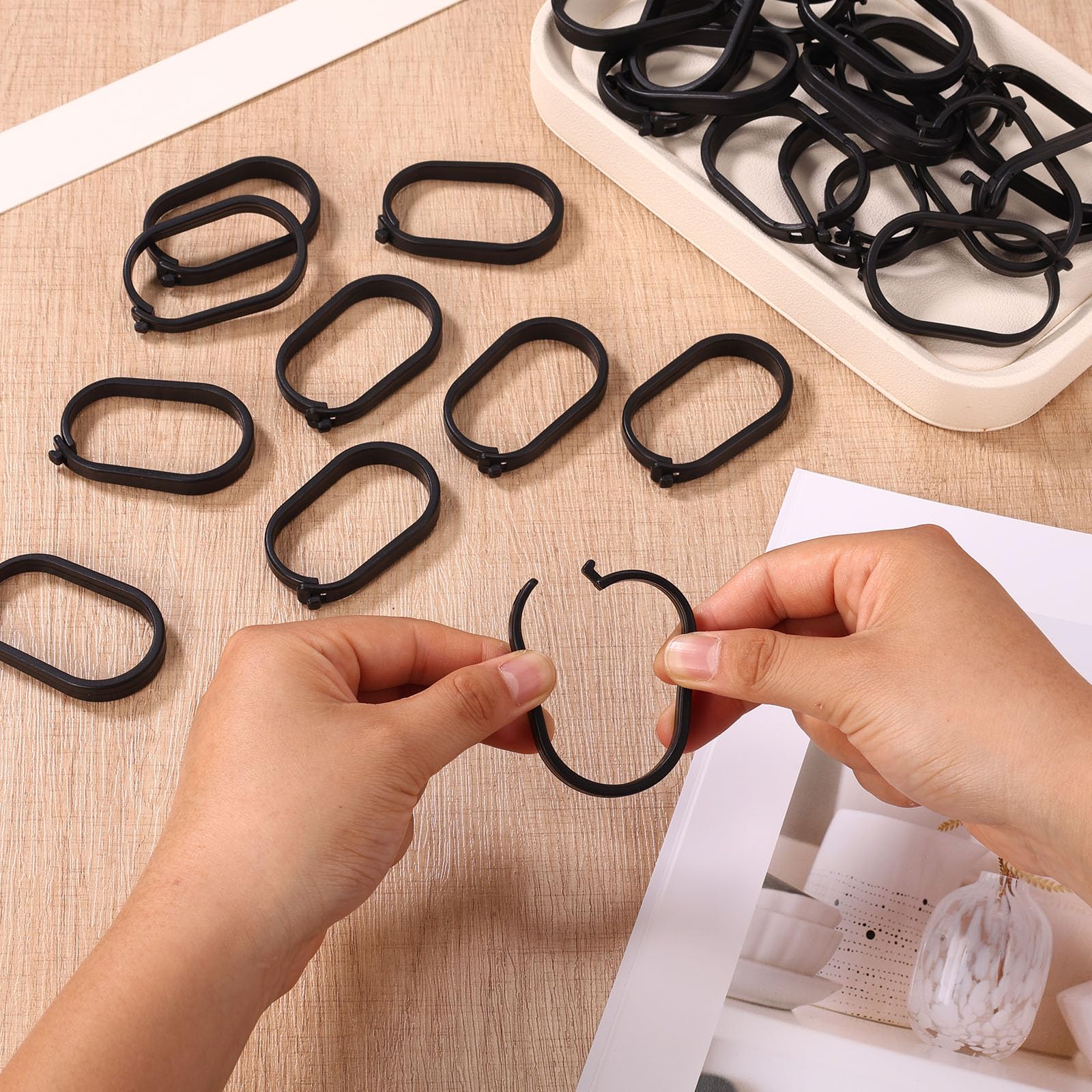 52pz Ganci per Tende da Gazebo, Anelli in Plastica Tende da Doccia Zanzariere Baldacchino Reti e Finestre Design Scorrevole a Chiusura Ermetica Ganci per uso Domestico e Alberghiero (Nero)