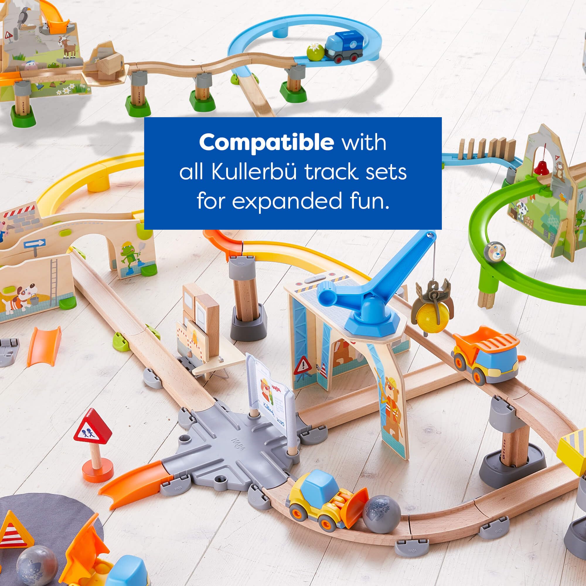 HABA Kullerbü 1307199001 - Pista a sfera in legno colorato con veicoli - Sistema di clic espandibile con 51 parti - Ferrovia in legno alternativa per bambini dai 2 anni in su, 1307199001