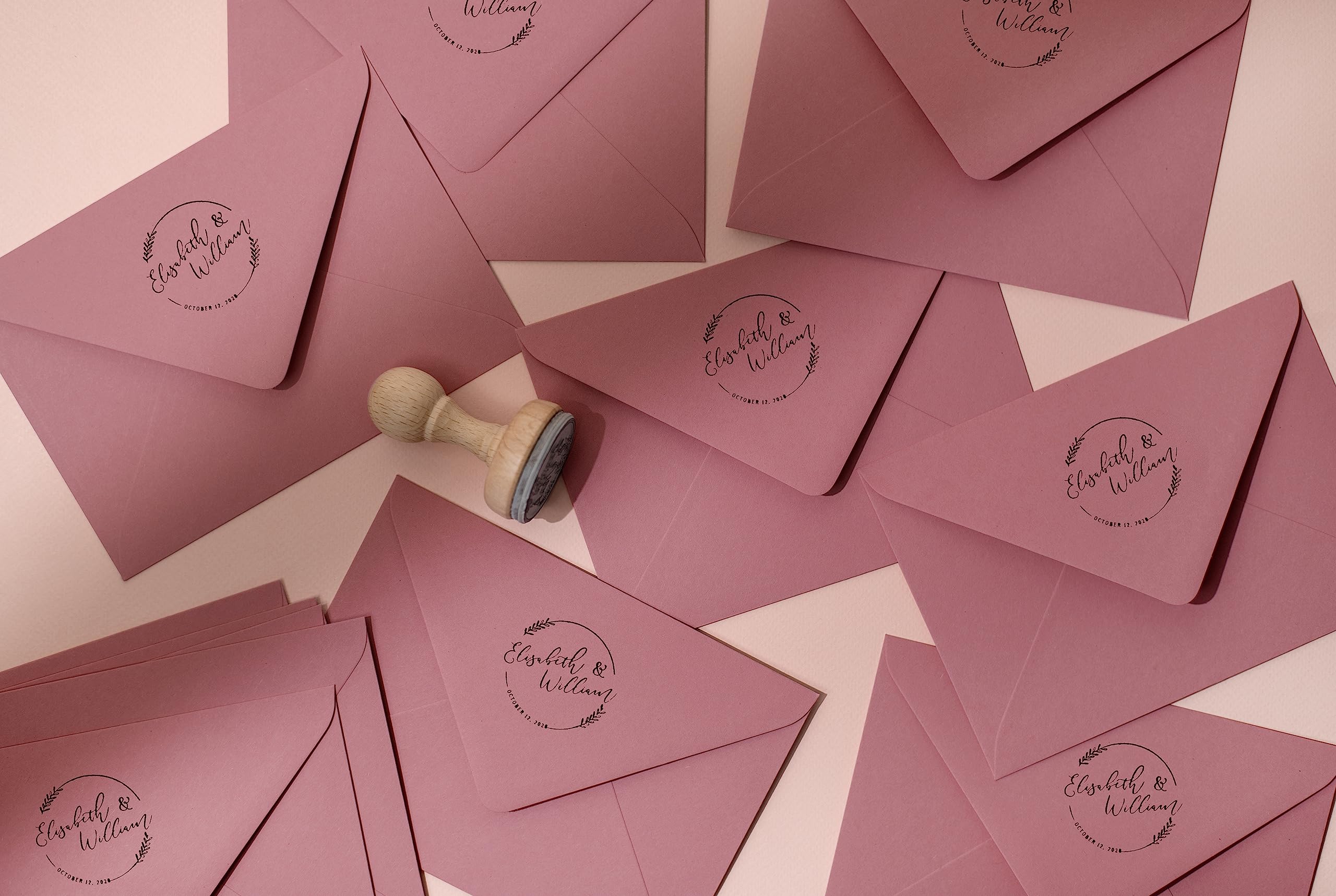 Stamp by Me | Sello Personalizado para Boda | 12 Diseños Exclusivos | Sello de Madera | Ideal para Sobres e Invitaciones de Boda | Tampón de Tinta | Nombres y Fecha |Corona de Círculos y Flores Boho
