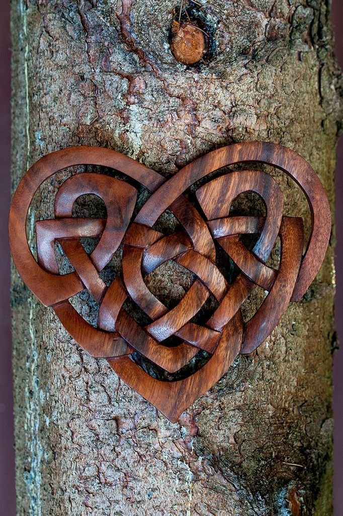 Windalf Keltischer Herz Knoten aus Holz – Celtic Knot Herz Wanddeko – Handgefertigte Deko im Mittelalter Stil – Geschenk für Liebe & Verbundenheit