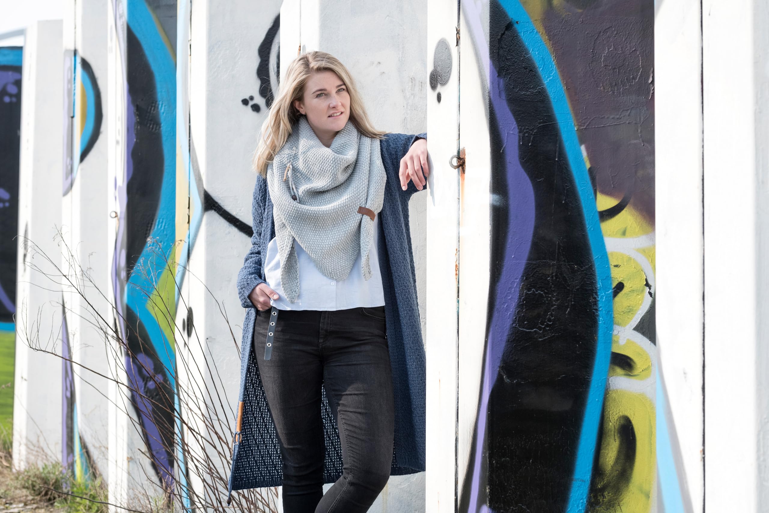 KNIT FACTORY - Coco Dreiecksschal Deluxe - Damen Strickschal mit Wolle - Hochwertige Qualität - XXL Schal - 190 x 85 cm - Mit Glitzereffekt