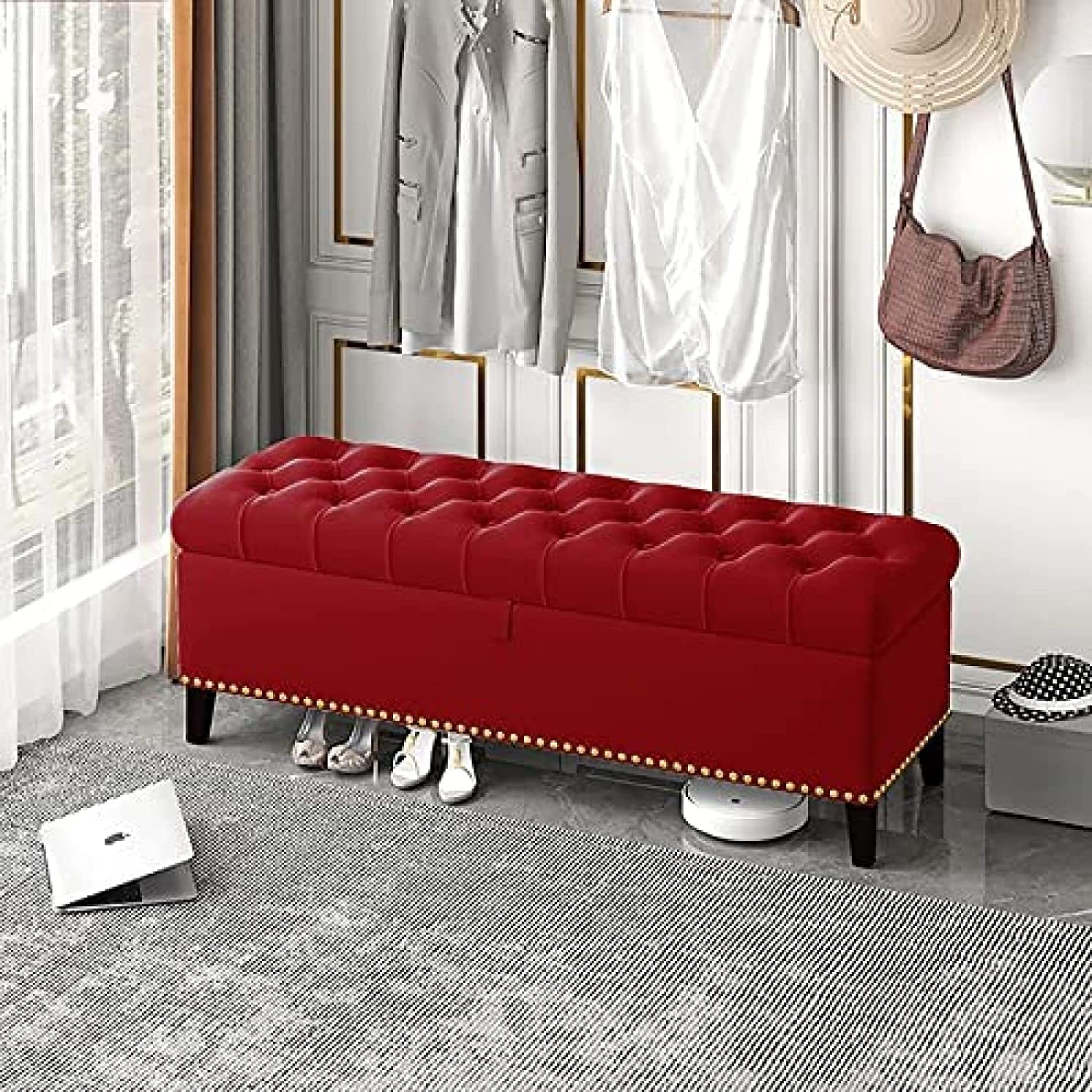 Banc avec boutons en velours rouge pour ranger les plaids du salon