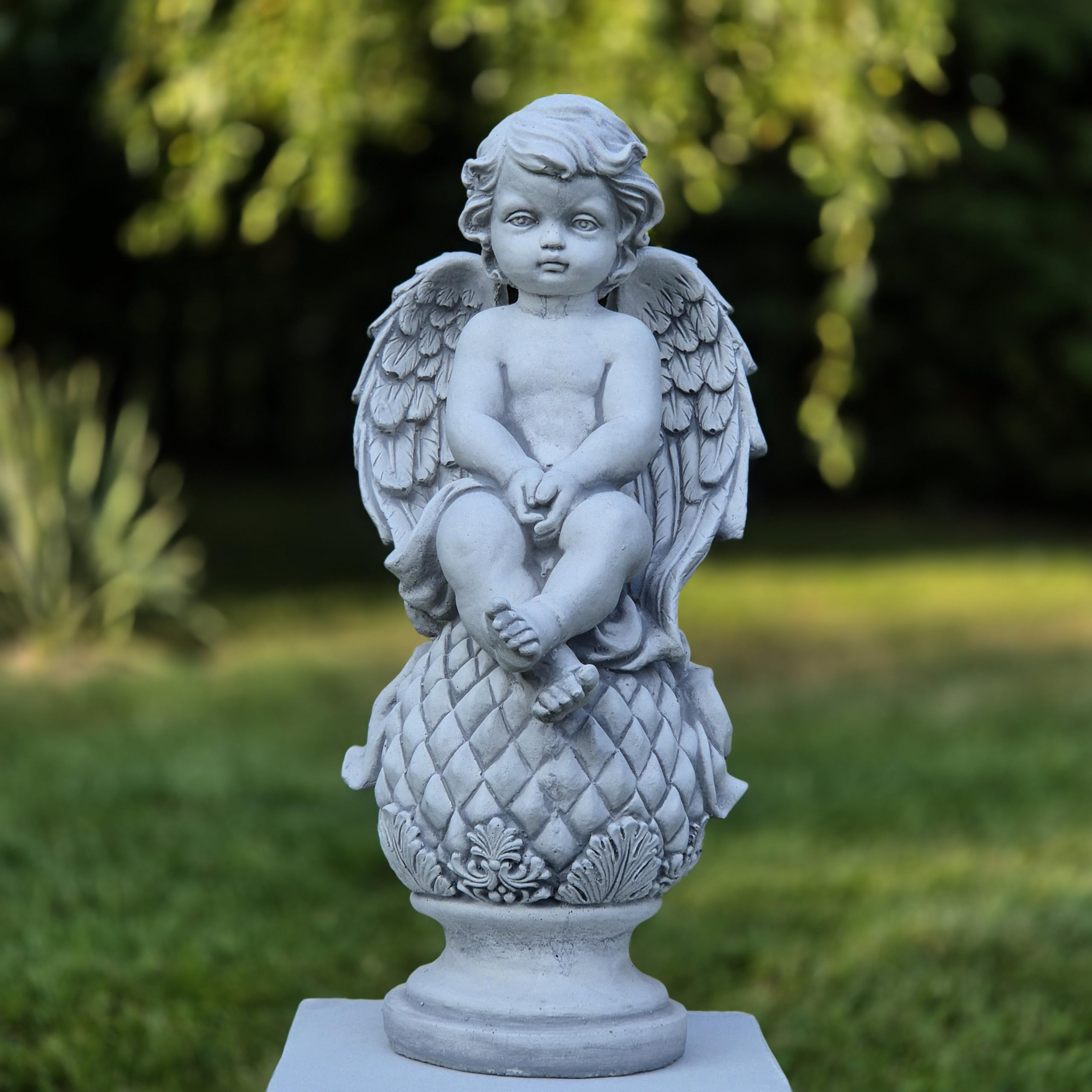 FABRIQ Figurka anioła na kulce, 37 cm, wytrzymała rzeźba betonowa, odporna na mróz, masywna, ze sztucznego kamienia