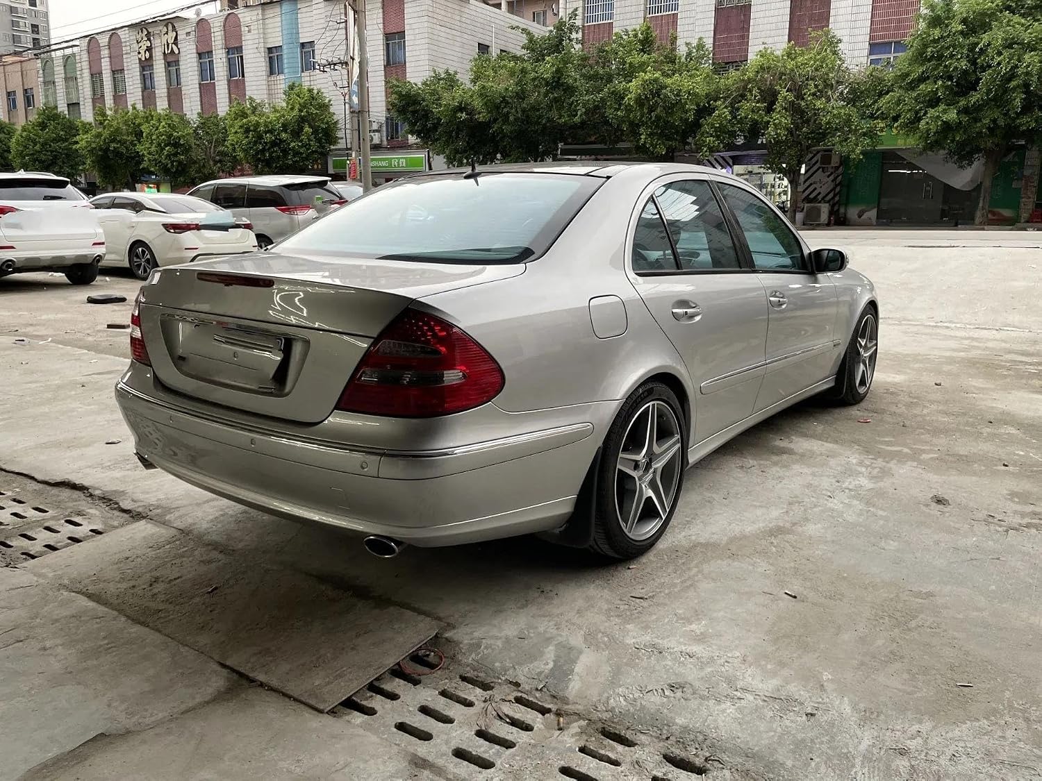 用 W211 E300 E280 E260 2002 2003 2004-2007 車の排気管シングルアウ 【バンパーフォグライトグリルフロントフォグランプライトカバート】