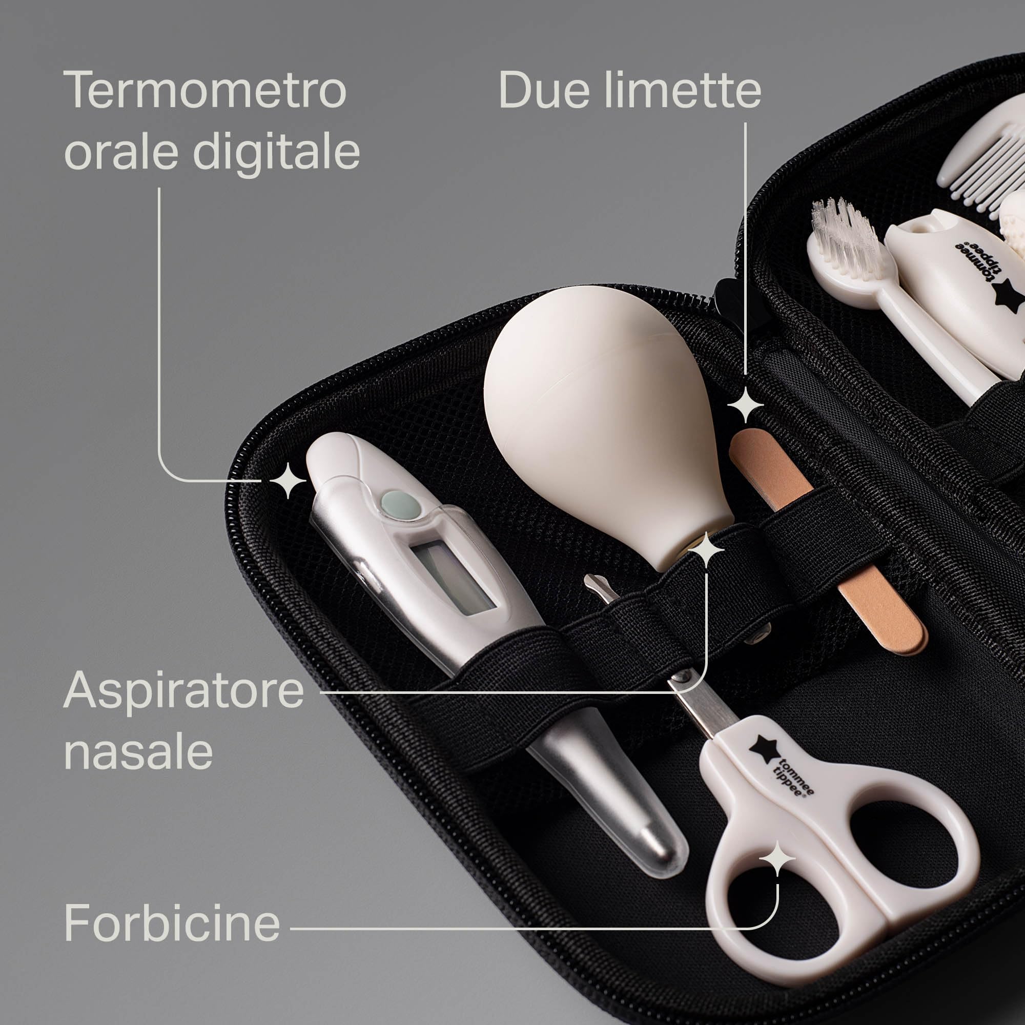 Tommee Tippee kit per la cura e l'igiene dei bambini, 9 articoli essenziali a casa e in viaggio in custodia impermeabile e lavabile (la fantasia potrebbe cambiare)